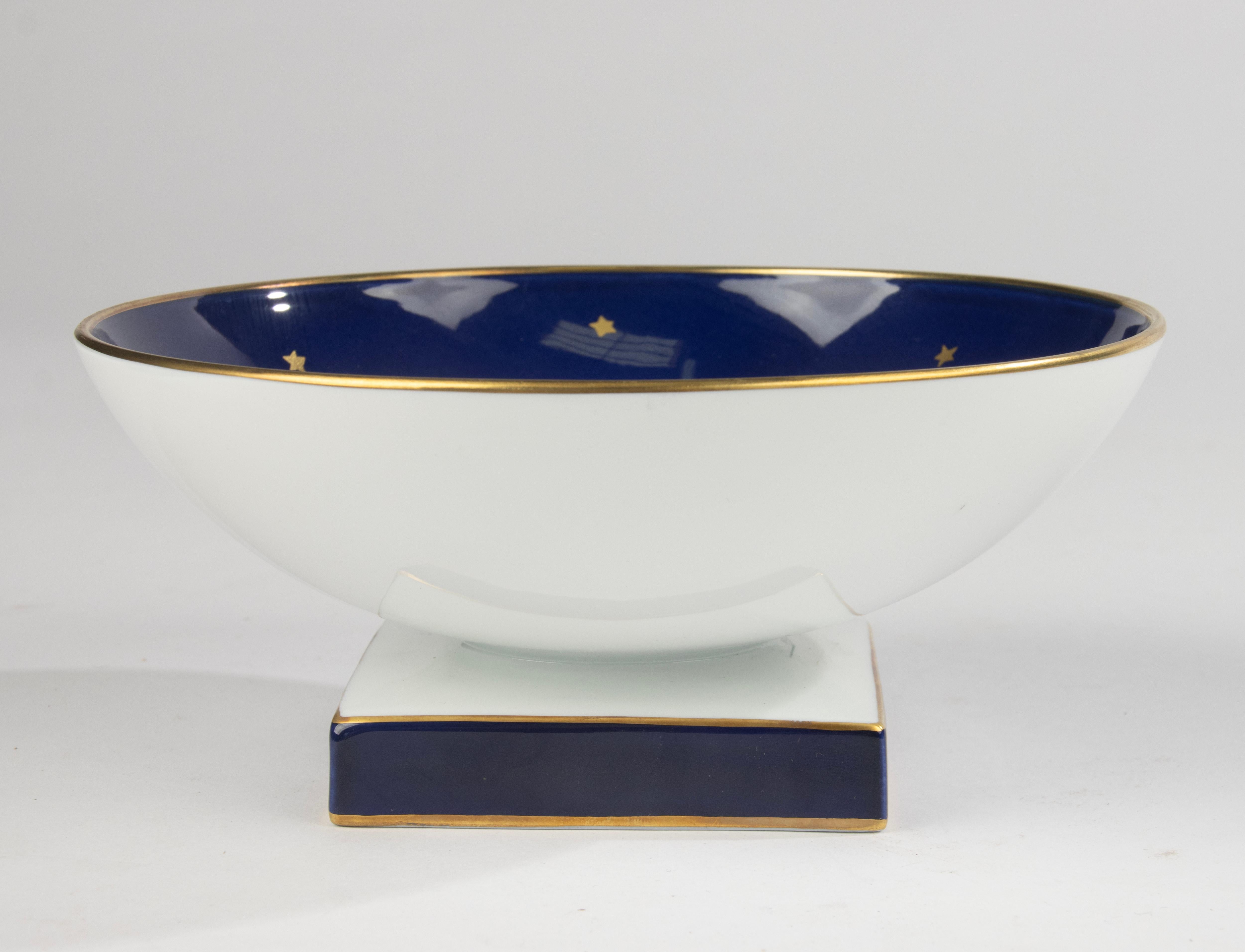 Élégante coupe en porcelaine de Richard Ginori, de la célèbre série Zodiac, datant probablement des années 1980-1990. Cette pièce raffinée est décorée d'un bleu cobalt profond et de délicates touches d'or, avec le signe astrologique du Scorpion.