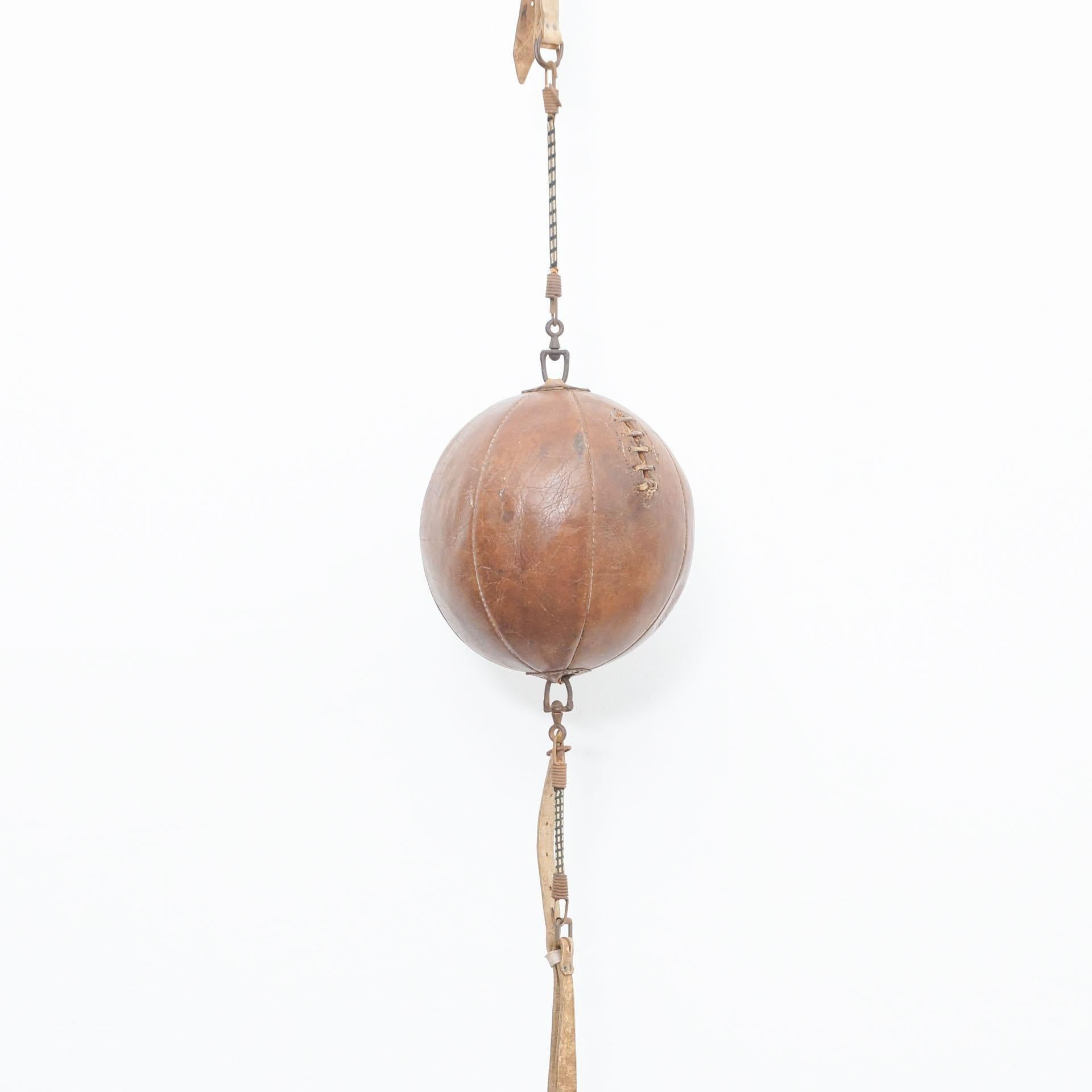 Pelota de boxeo, hacia el siglo XX.  De fabricante desconocido, procedente de Francia.    En su estado original, con pequeños desgastes propios de la edad y el uso, conserva una hermosa pátina.    Materiales:  Piel  Metal    Dimensiones:  Ø 30 cm x