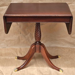 Mesa auxiliar de caoba Brandt del siglo XX con pedestal y hoja abatible, repintada.