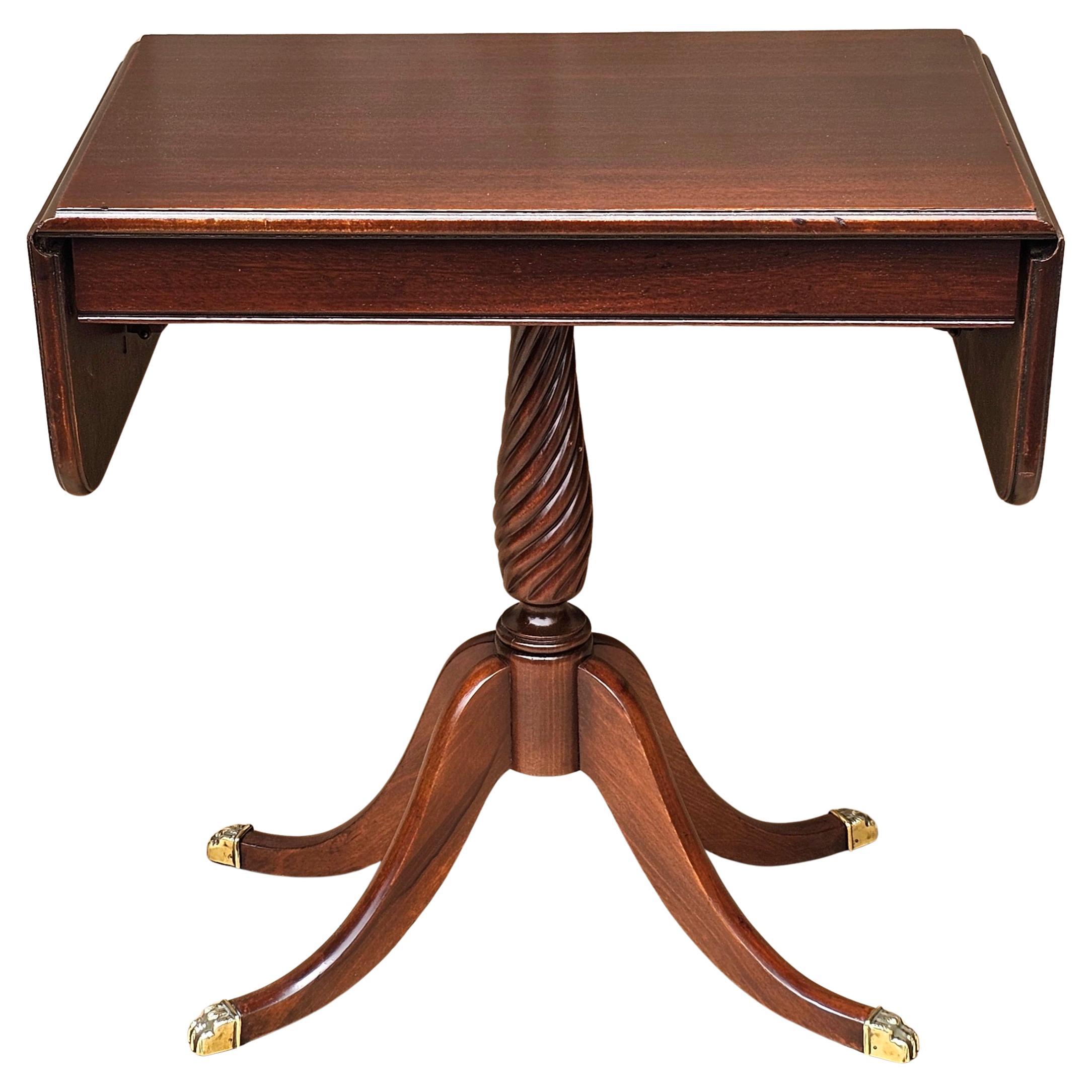 Mesa auxiliar de caoba Brandt del siglo XX con pedestal y hoja abatible, repintada.