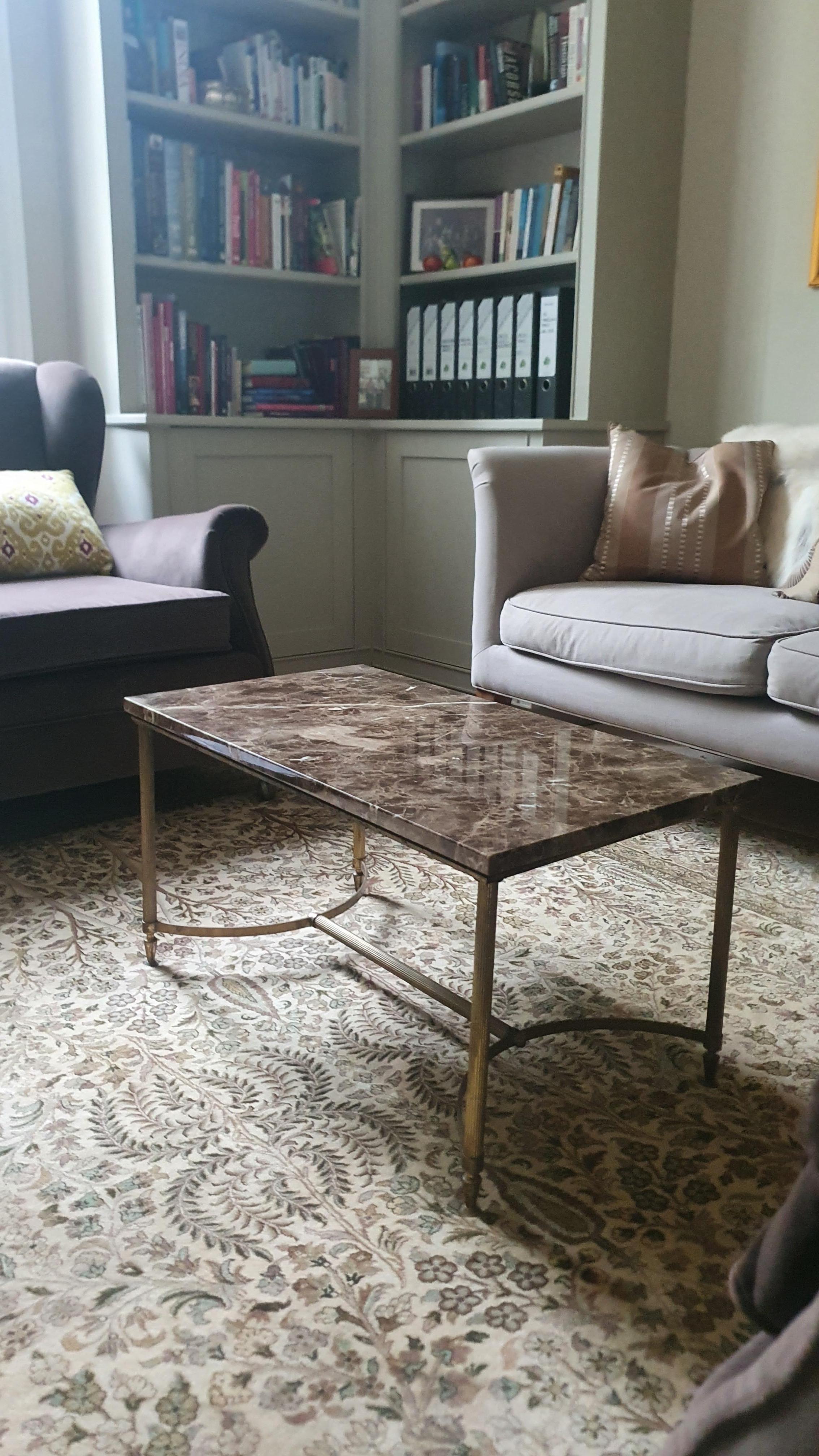 Nous avons réduit le prix de vente, en raison de l'augmentation des coûts de vente sur cette plateforme, nous fermons notre vitrine sur 1st Dibs à la fin du mois de février 2025.

Magnifique table basse en laiton, bronze et marbre, fabriquée à la