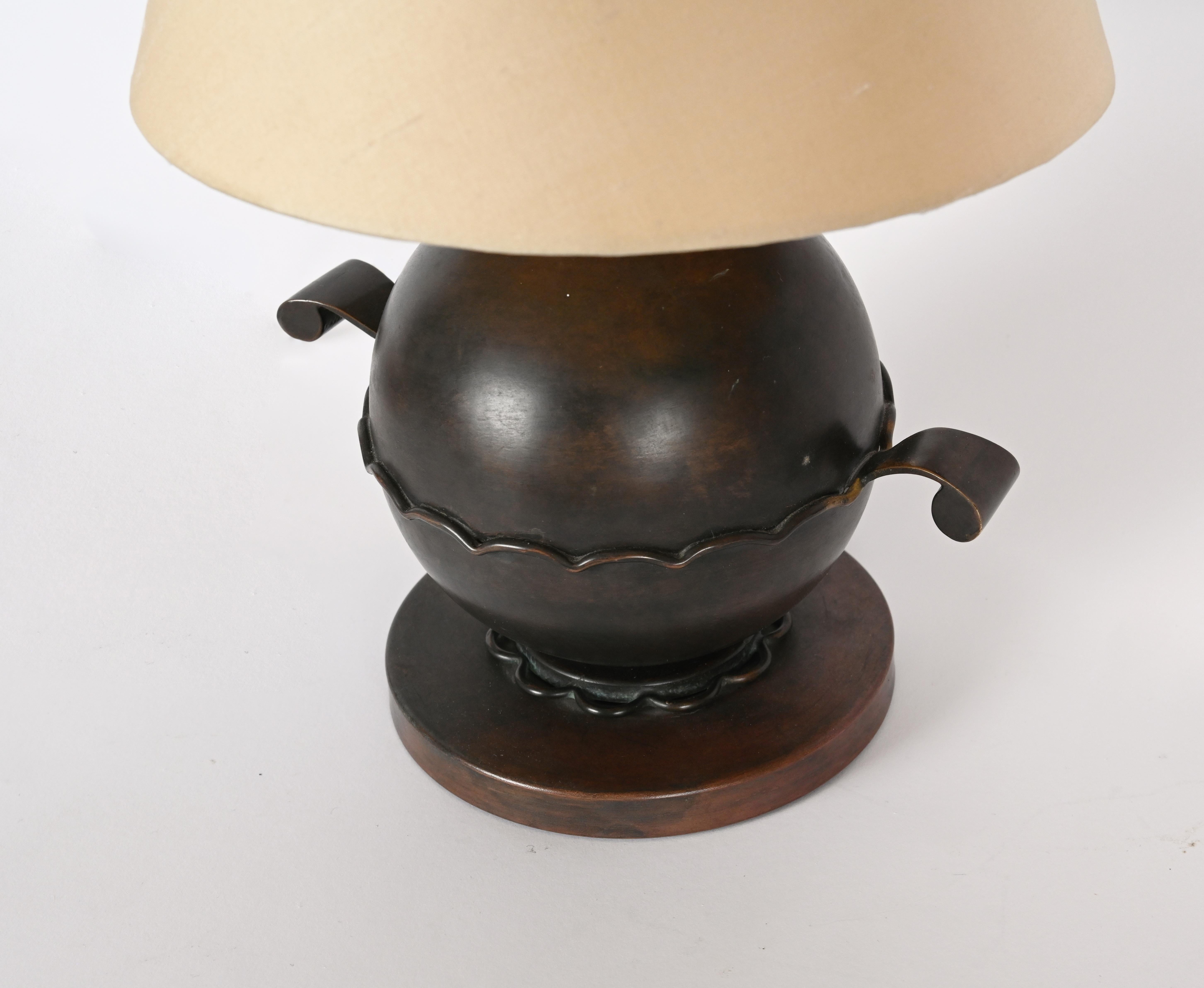 European 20th Century Brass and Copper Globe Table Lamp For Sale