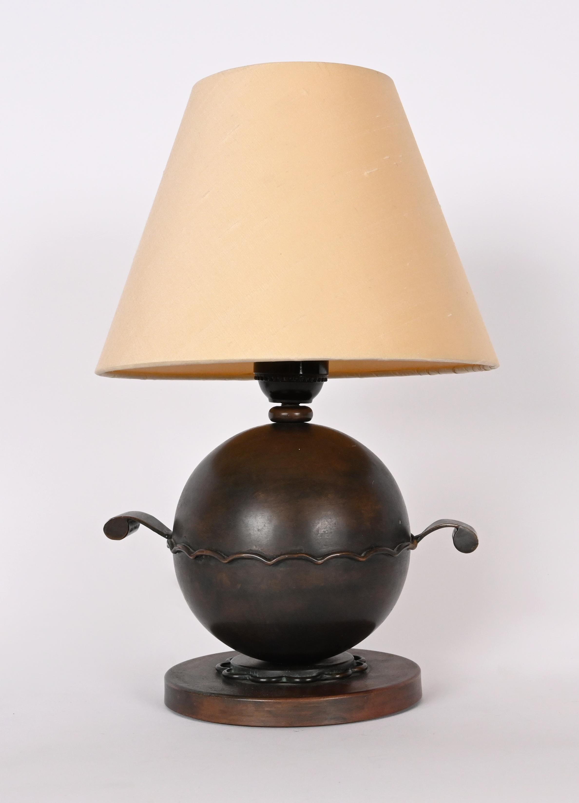 20ième siècle Lampe de table Globe en laiton et cuivre du 20ème siècle en vente