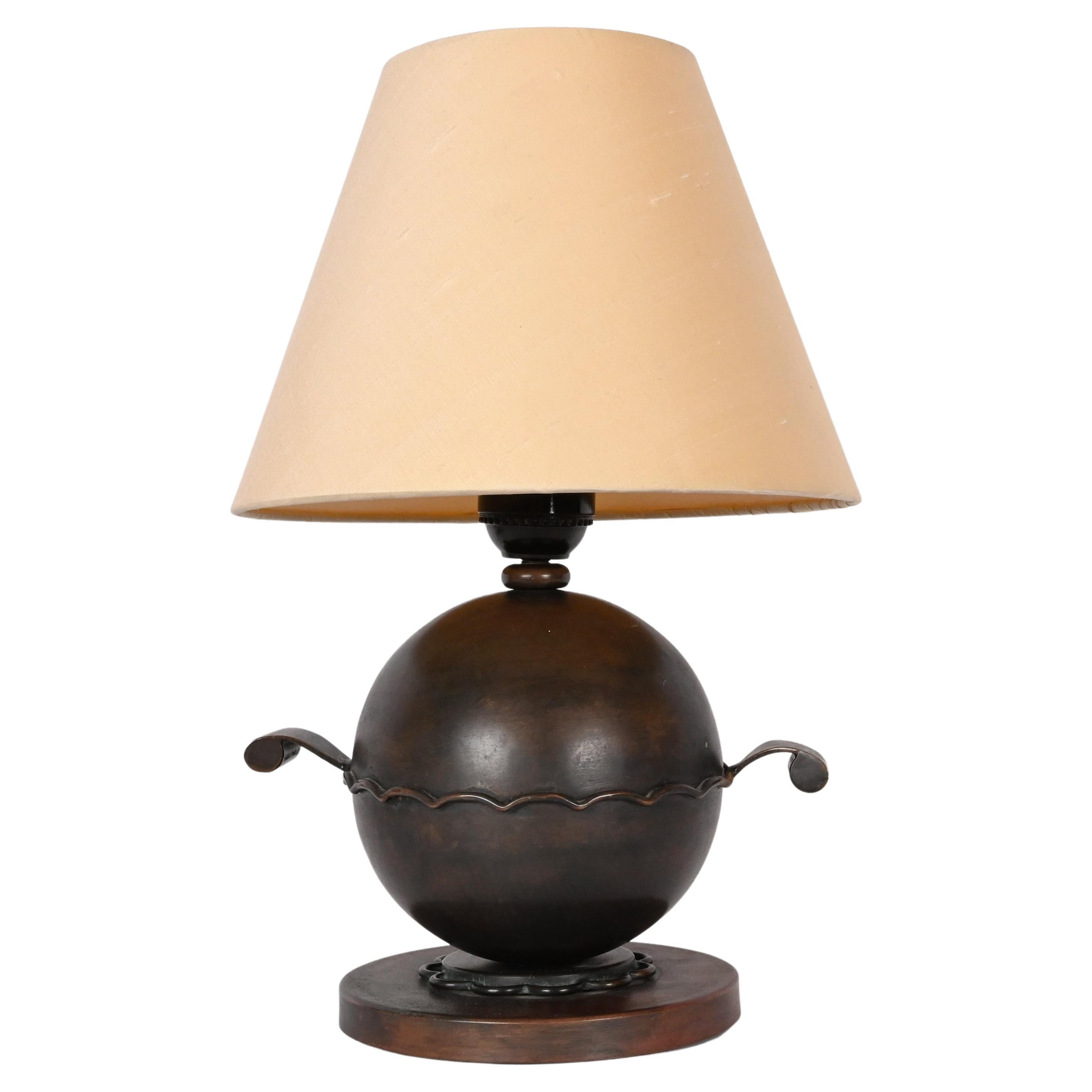 Lampe de table Globe en laiton et cuivre du 20ème siècle
