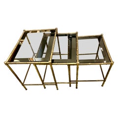 20. Jahrhundert Messing und Glas Verschachtelung  Tische  von Maison Bagues