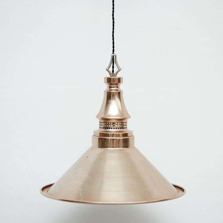 Plafonnier en laiton du 20e siècle. Fabricant inconnu, France. En état d'origine, avec une usure mineure conforme à l'âge et à l'utilisation, préservant une belle patine.  Matériaux : Laiton  Dimensions : ø 46,5 cm x H 49 cm.