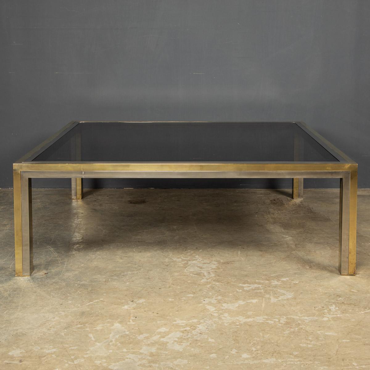 Grande table basse carrée en laiton et chrome de fabrication italienne du 20e siècle, avec son plateau d'origine en verre fumé. Attribué à Romeo Rega, fabriqué vers les années 1970.

CONDITION
En excellent état - veuillez vous référer aux