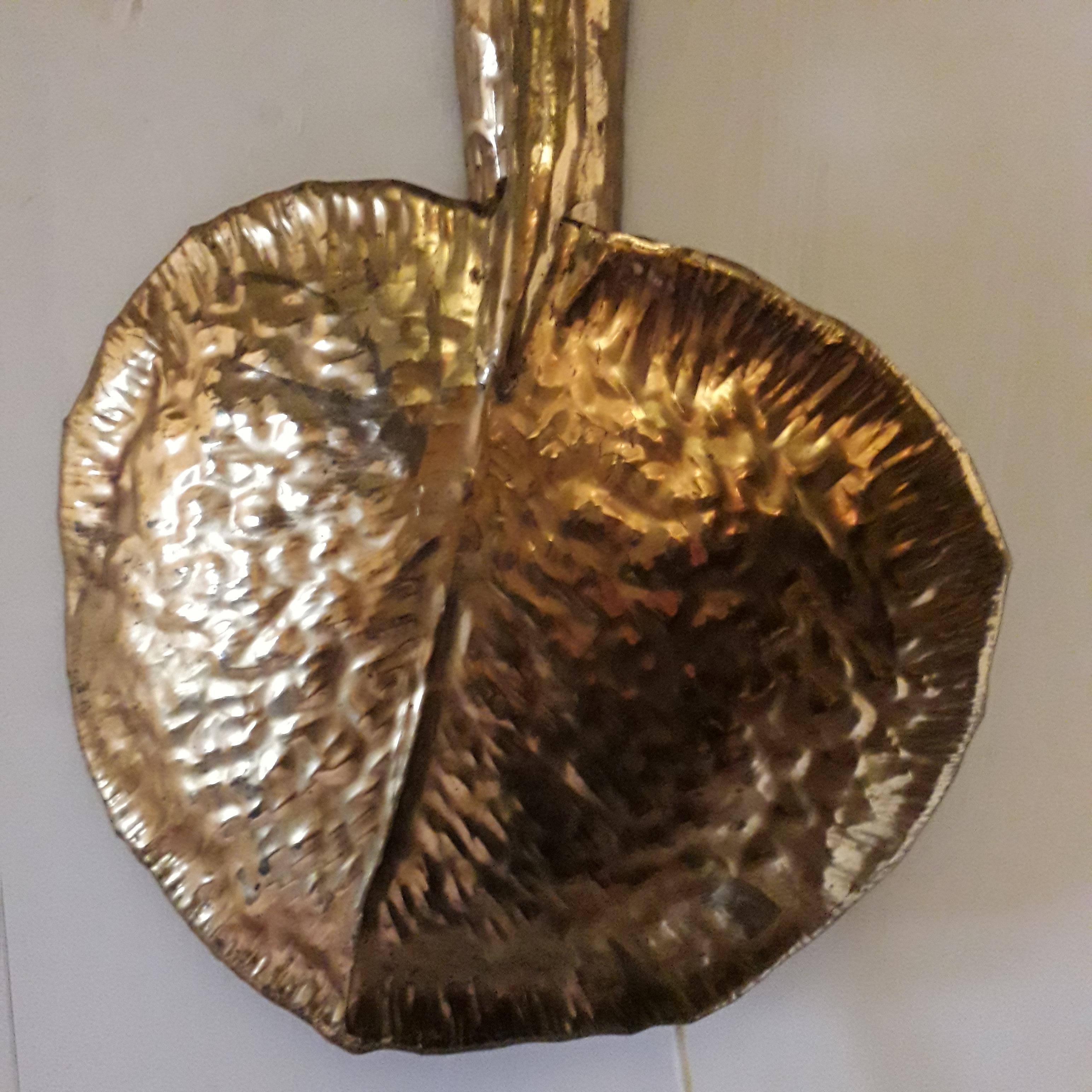 Golden brass wall lamp with gold leaf depicting a lotus leaf.
Signed.
Electricity in working order.