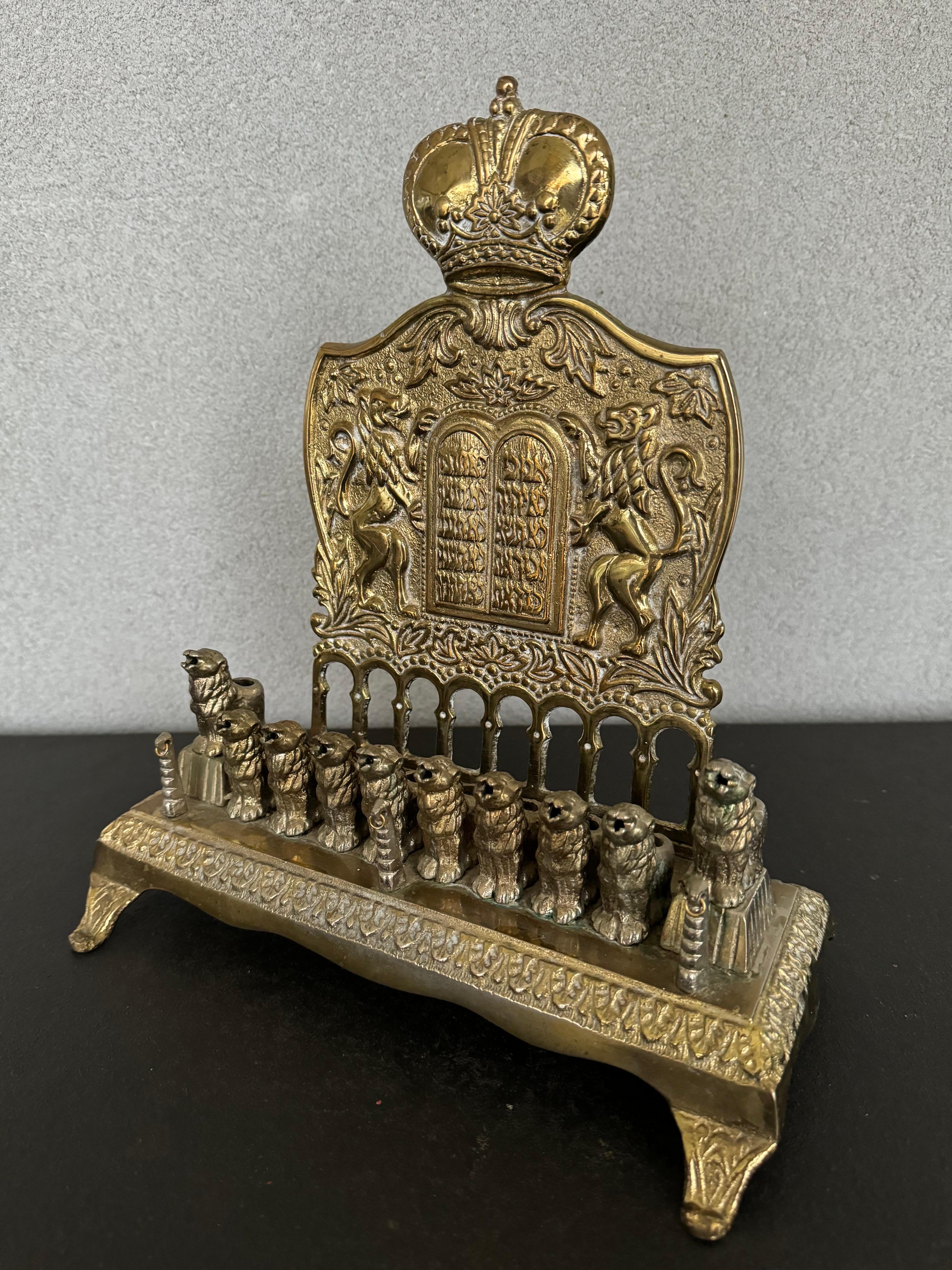  Hanukkah-Mensa aus Messing des 20. Jahrhunderts, entworfen nach einem deutschen Werk aus dem 19. Jahrhundert im Angebot 11