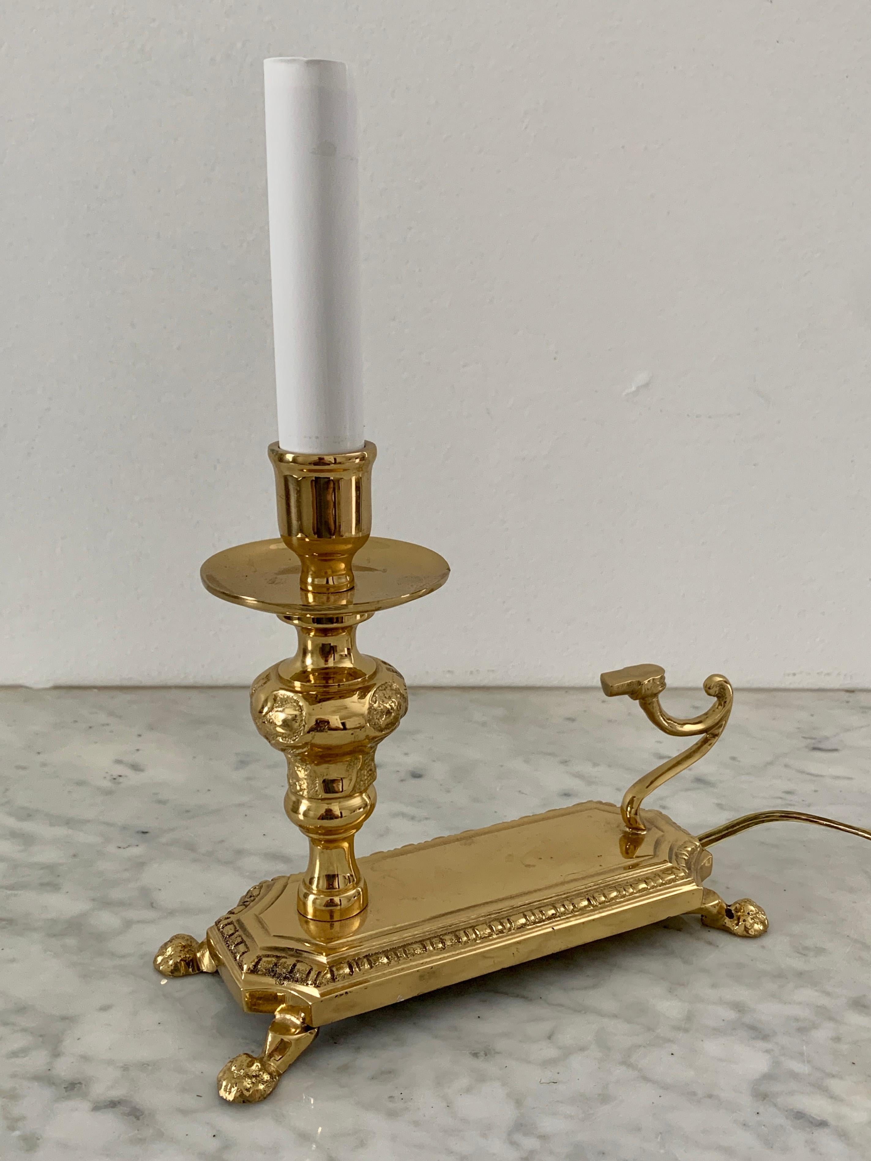 A gorgeous brass Neoclassical style table lamp with paw feet

USA, Late-20th Century

Measures: 7.13