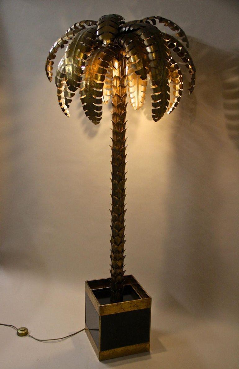 Remarquable lampadaire palmier de France attribué à la célèbre Maison Maison Jansen. Élaboré en laiton dans les années 1970, ce lampadaire au design artistique est un véritable chef-d'œuvre. Ce lampadaire de style Hollywood Regency impressionne par