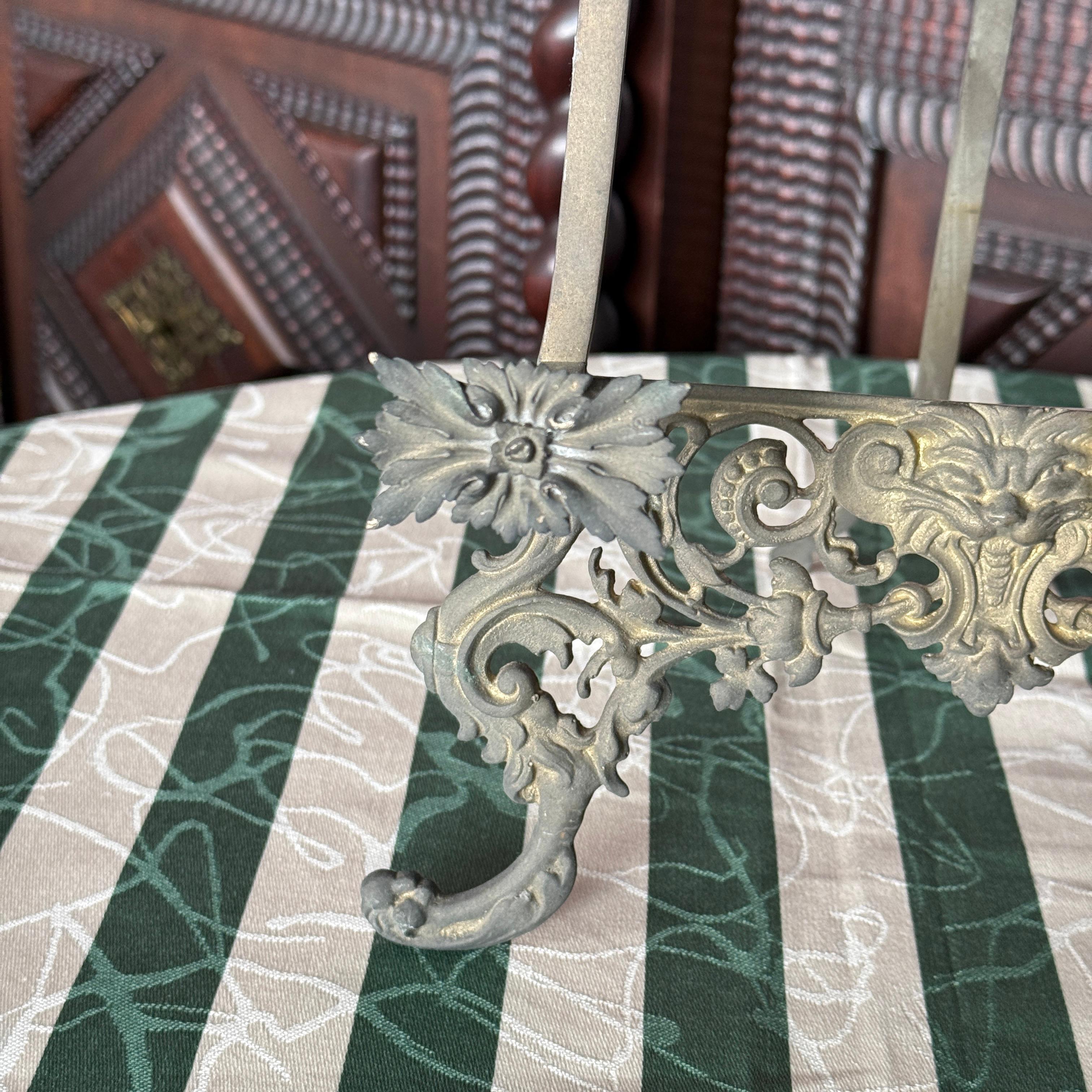 Chevalet de table en laiton du 20e siècle Bon état - En vente à Chonburi, TH