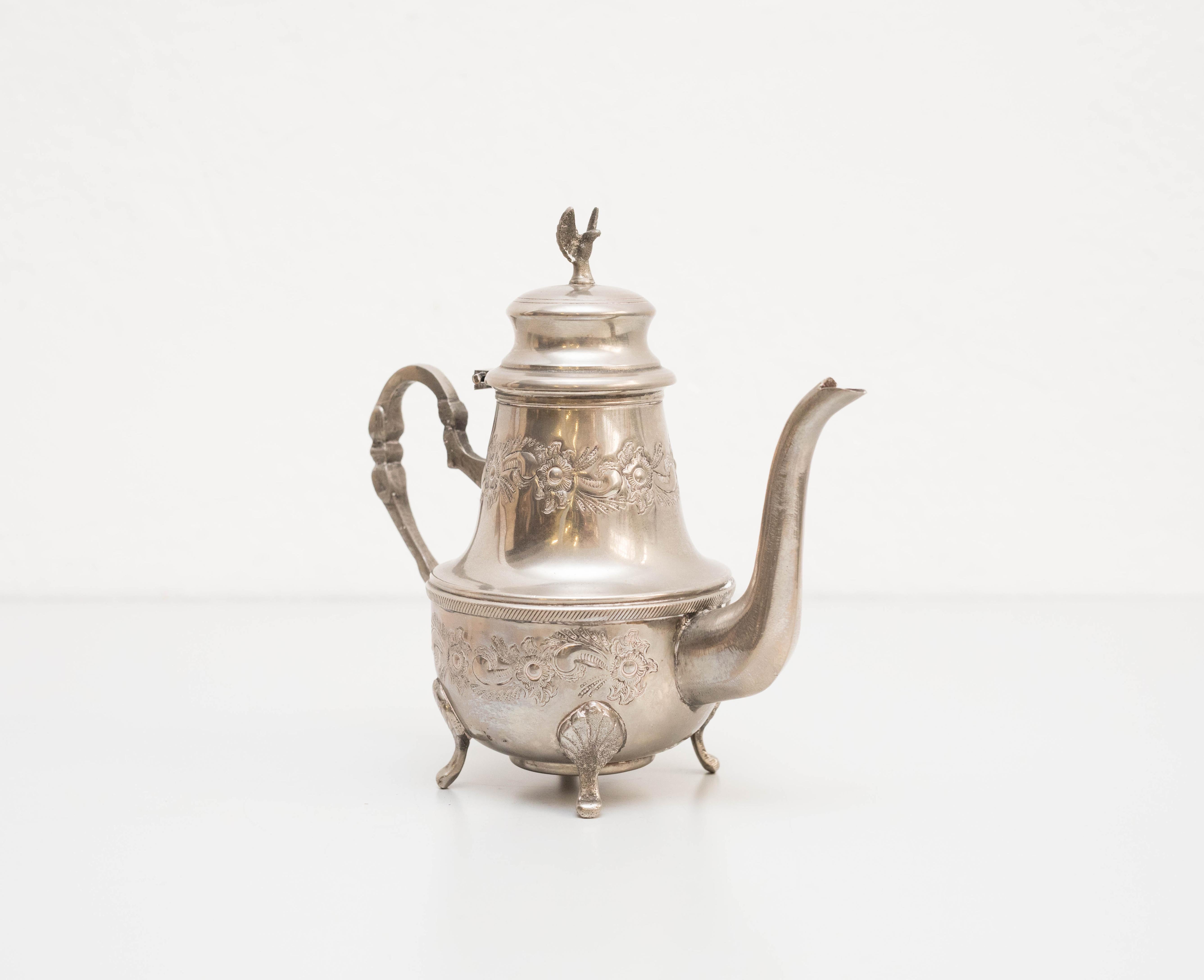 20th century Brass teapot.
By unknown manufacturer, Spain.

In original condition, with minor wear consistent with age and use, preserving a beautiful patina.

Materials:
Brass

Dimensions:
D 10 cm x W 23 cm x H 21 cm.