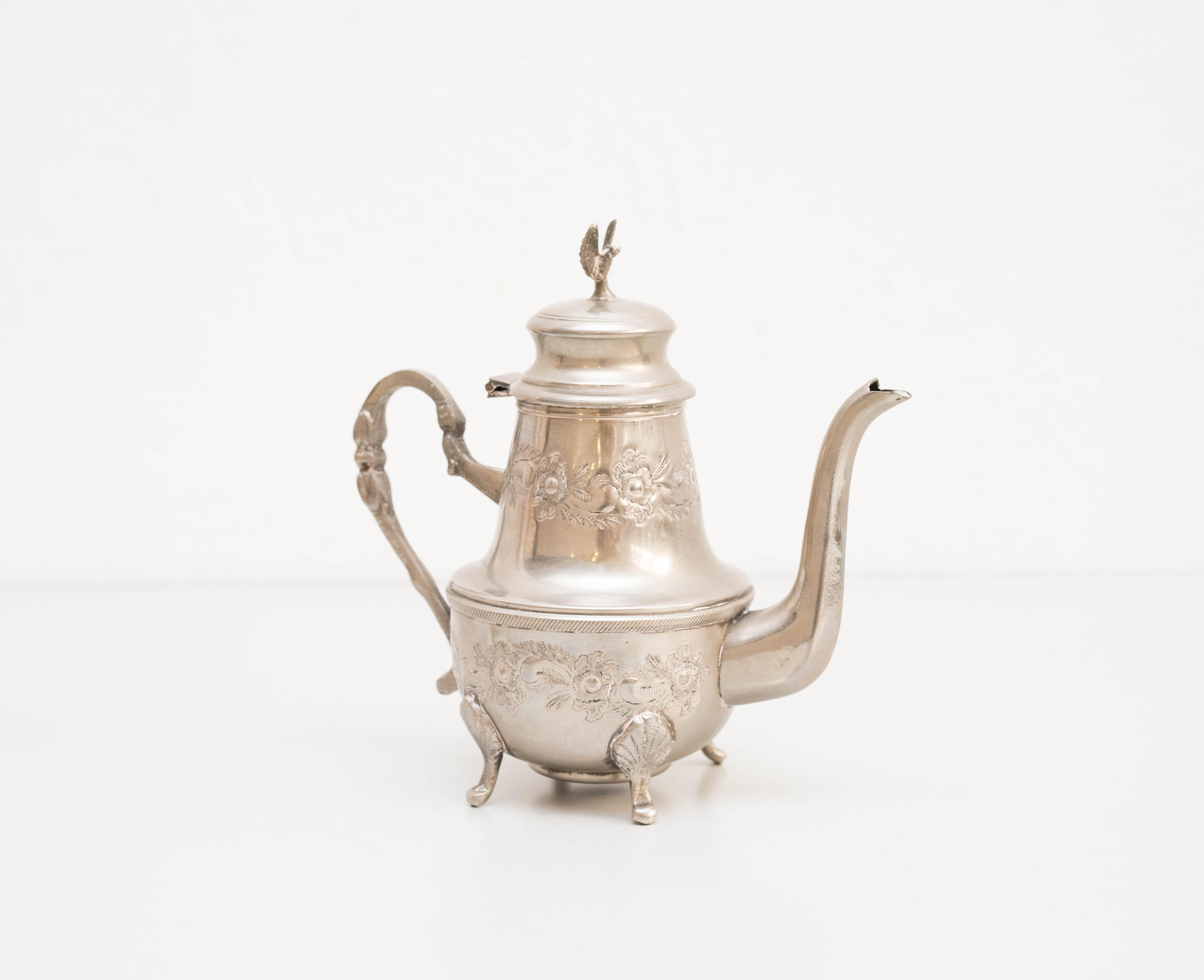 20th century brass teapot.
By unknown manufacturer, Spain.

In original condition, with minor wear consistent with age and use, preserving a beautiful patina.

Materials:
Brass

Dimensions:
D 10 cm x W 23 cm x H 21 cm.