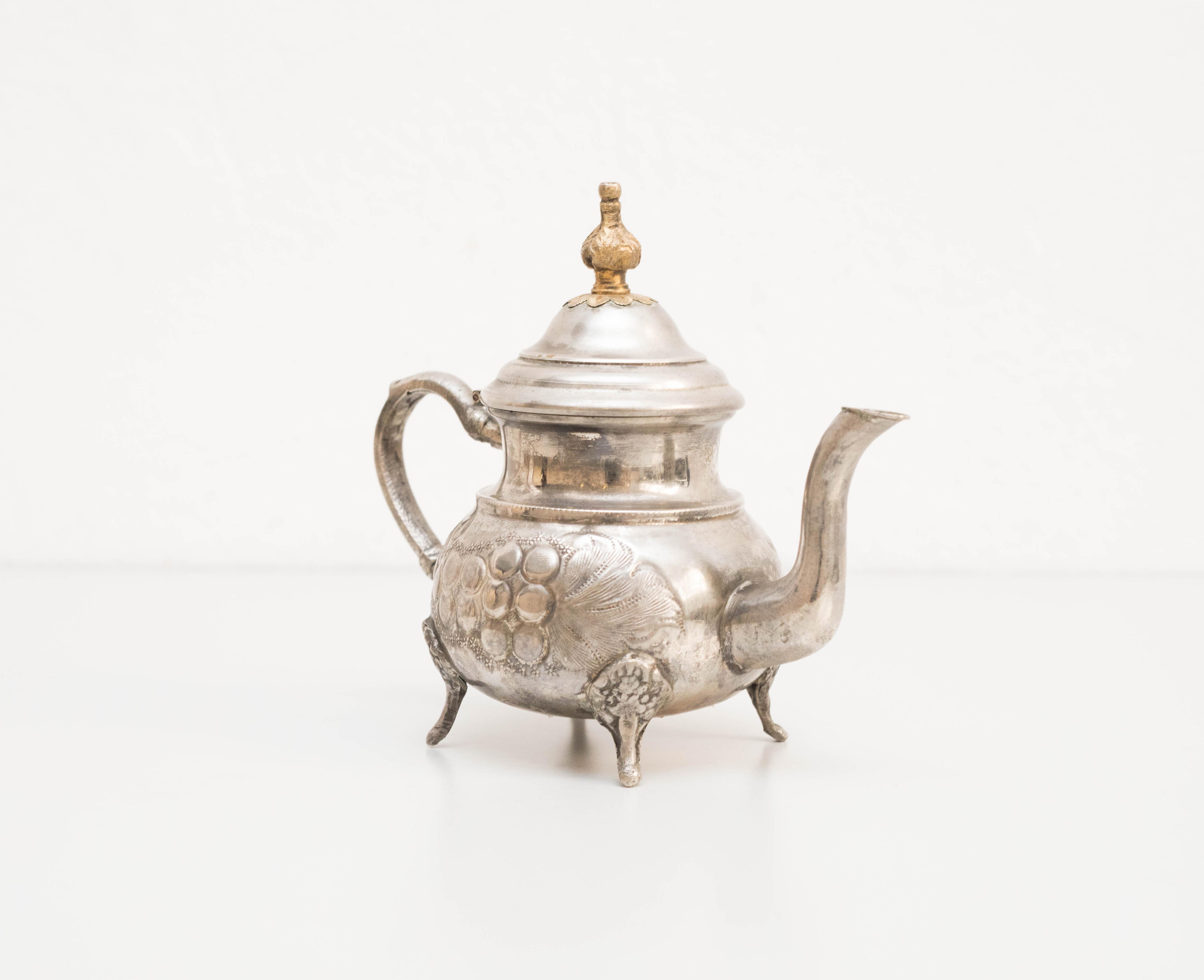 20th century Brass teapot.
By unknown manufacturer, Spain.

In original condition, with minor wear consistent with age and use, preserving a beautiful patina.

Materials:
Brass

Dimensions:
D 12 cm x W 23.5 cm x H 21 cm.