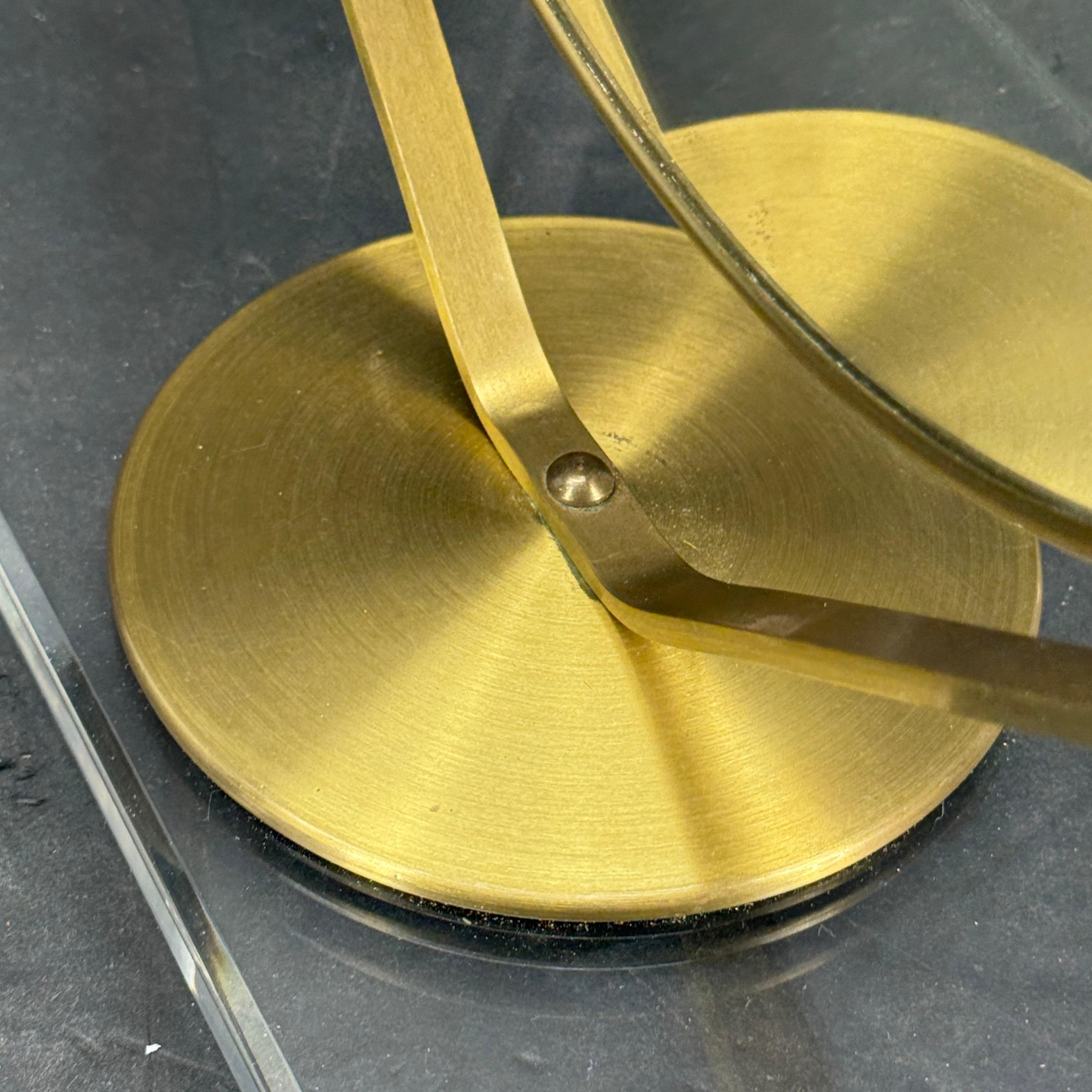 Espejo de dos caras de latón del siglo XX sobre soporte de base de lucita en venta 3