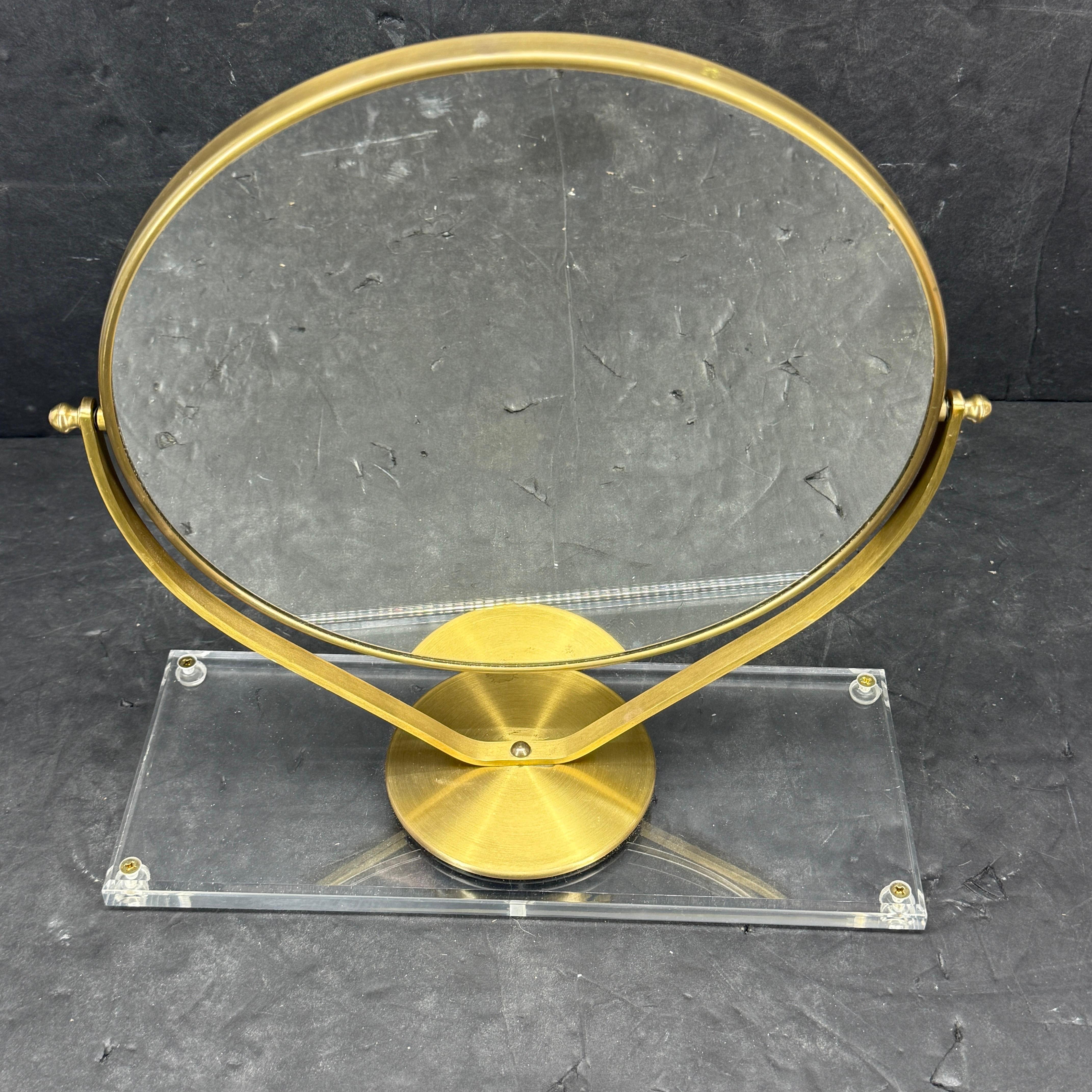 Espejo de dos caras de latón del siglo XX sobre soporte de base de lucita Moderno de mediados de siglo en venta