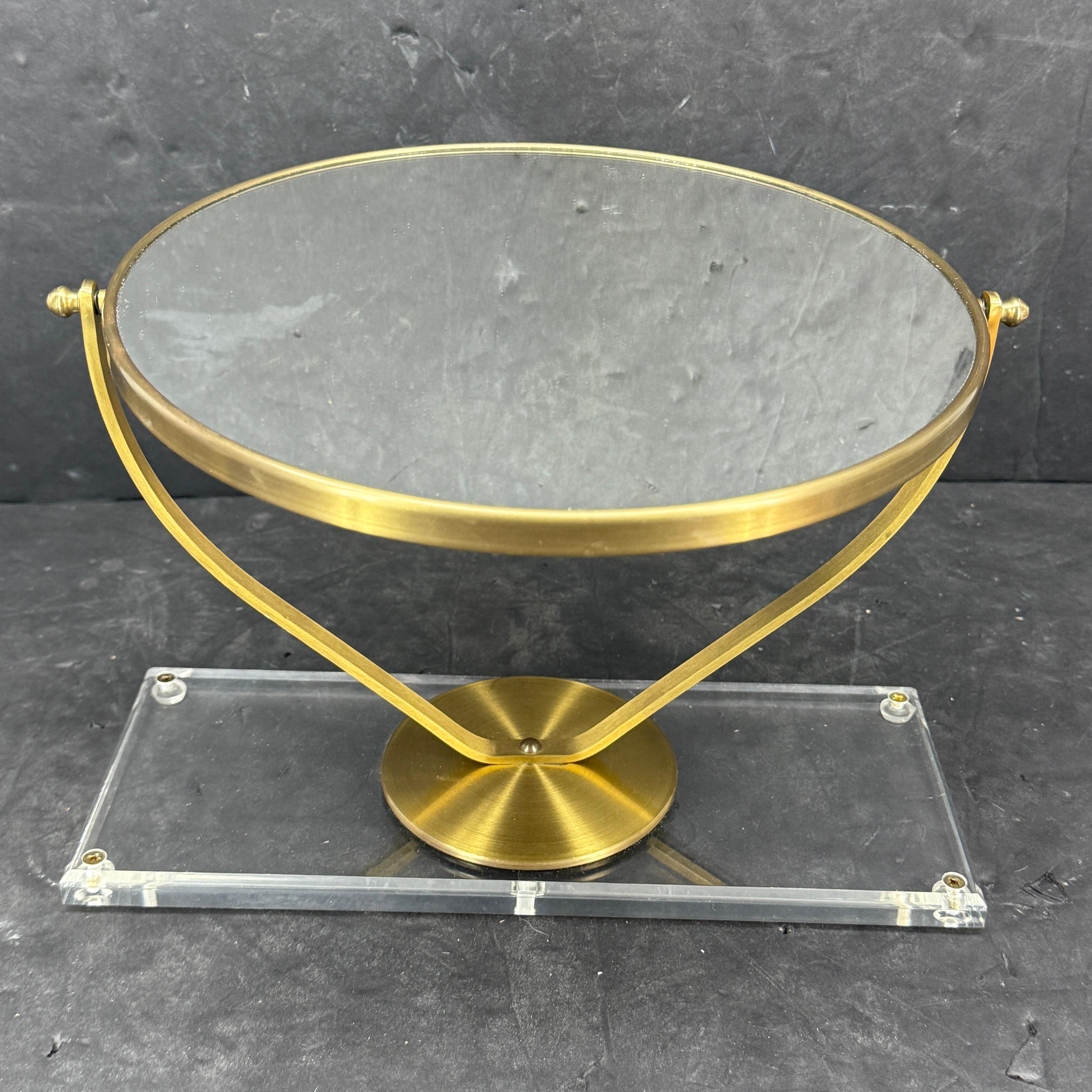 Espejo de dos caras de latón del siglo XX sobre soporte de base de lucita Estadounidense en venta