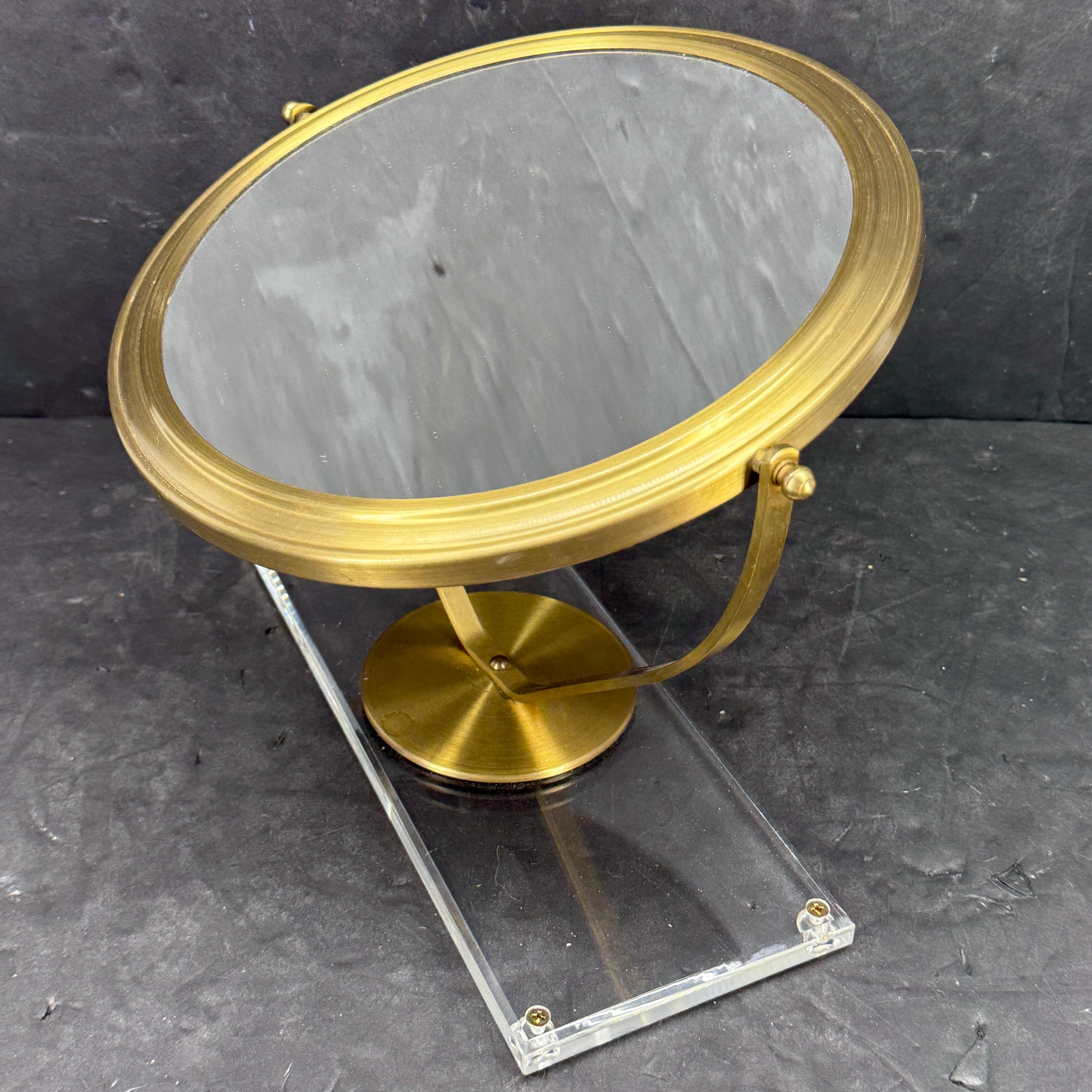 Espejo de dos caras de latón del siglo XX sobre soporte de base de lucita Hecho a mano en venta