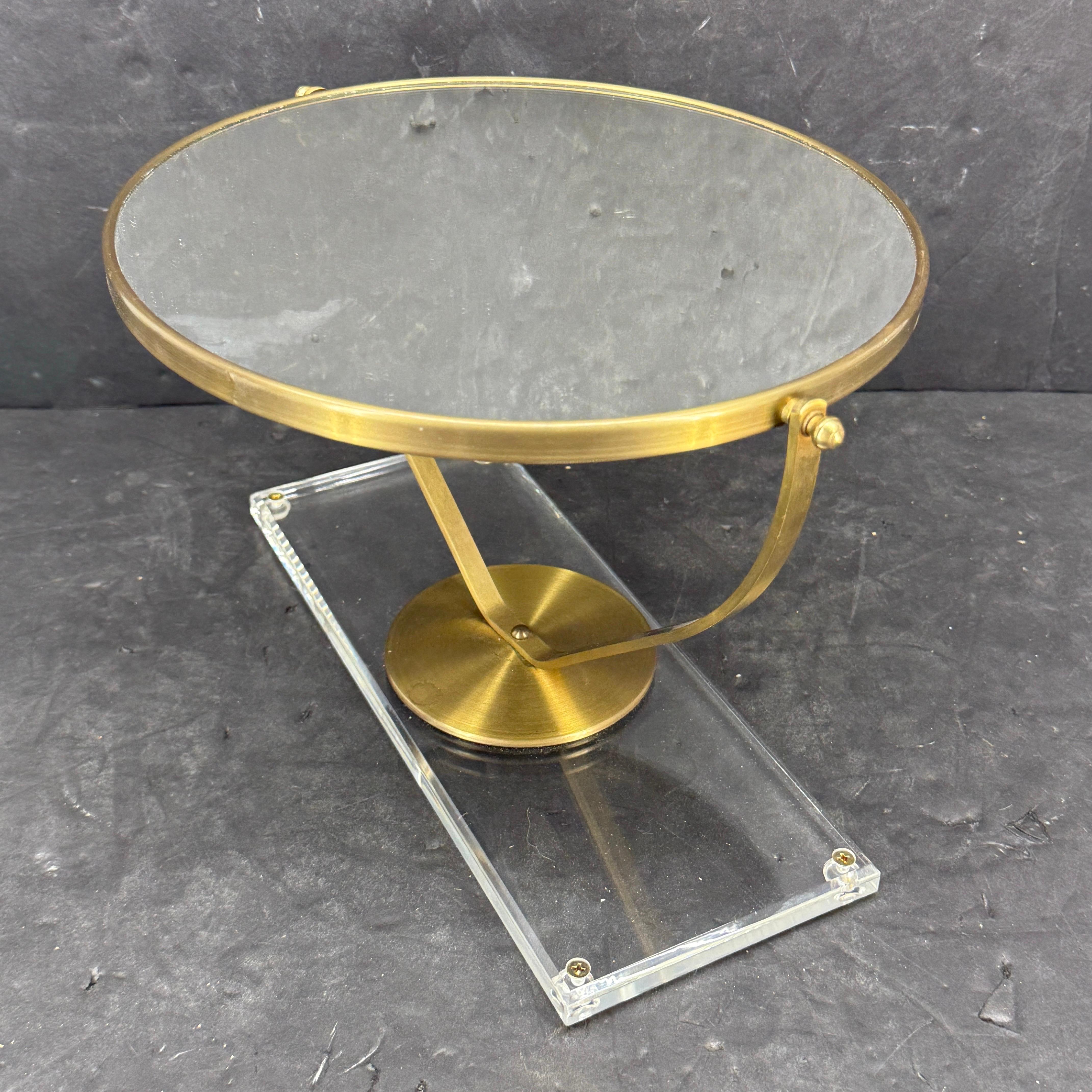 Espejo de dos caras de latón del siglo XX sobre soporte de base de lucita Lucite en venta