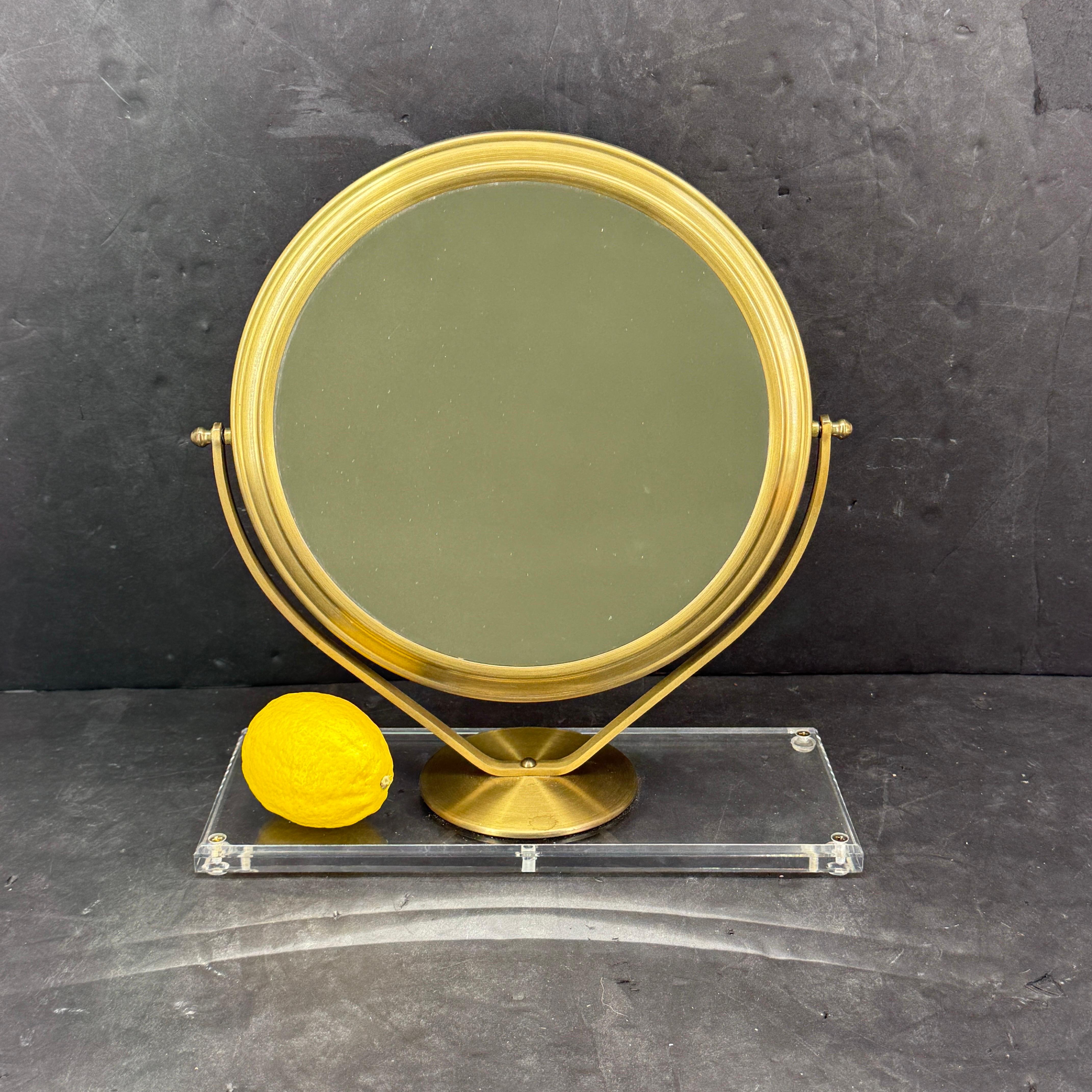 Espejo de dos caras de latón del siglo XX sobre soporte de base de lucita en venta 1