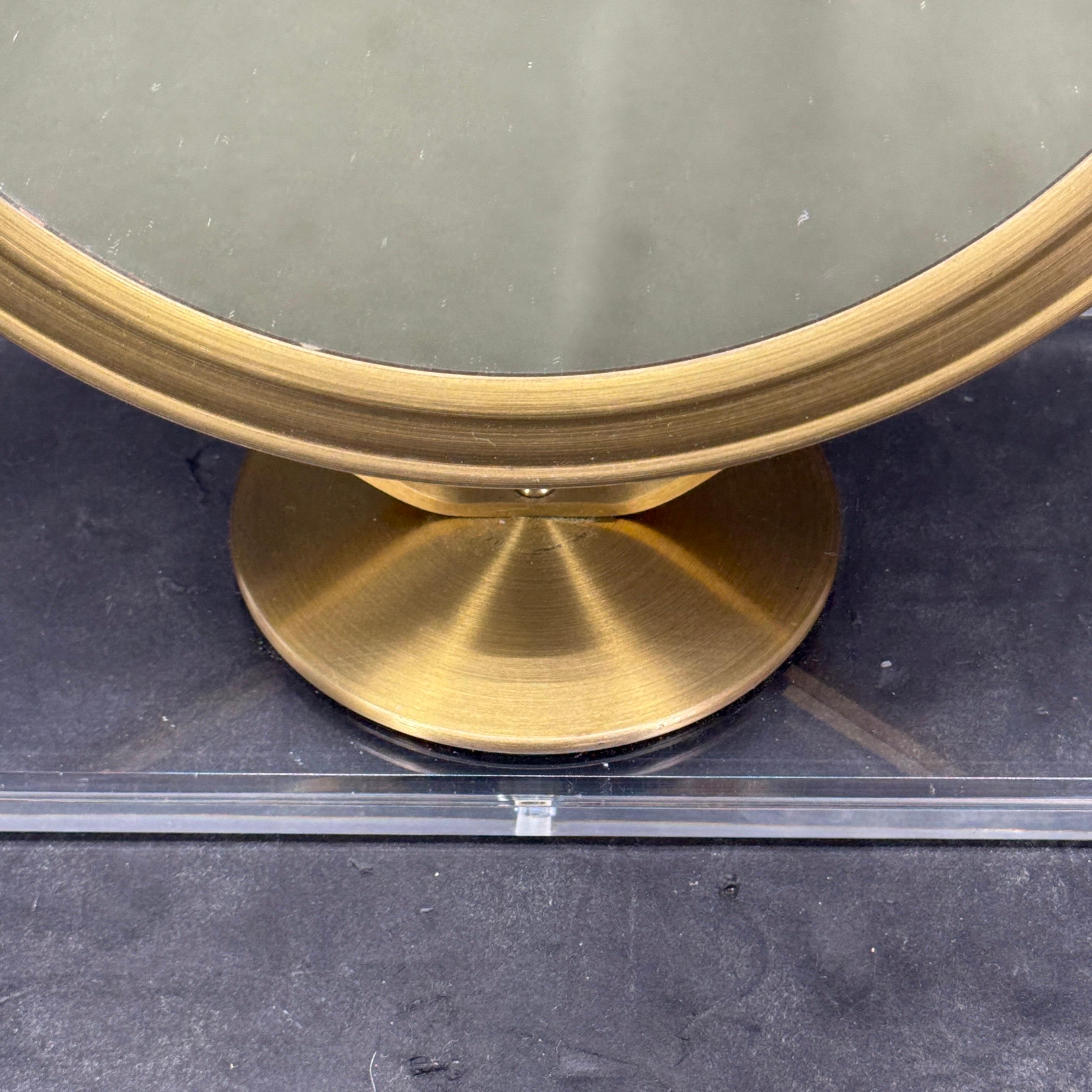 Espejo de dos caras de latón del siglo XX sobre soporte de base de lucita en venta 2