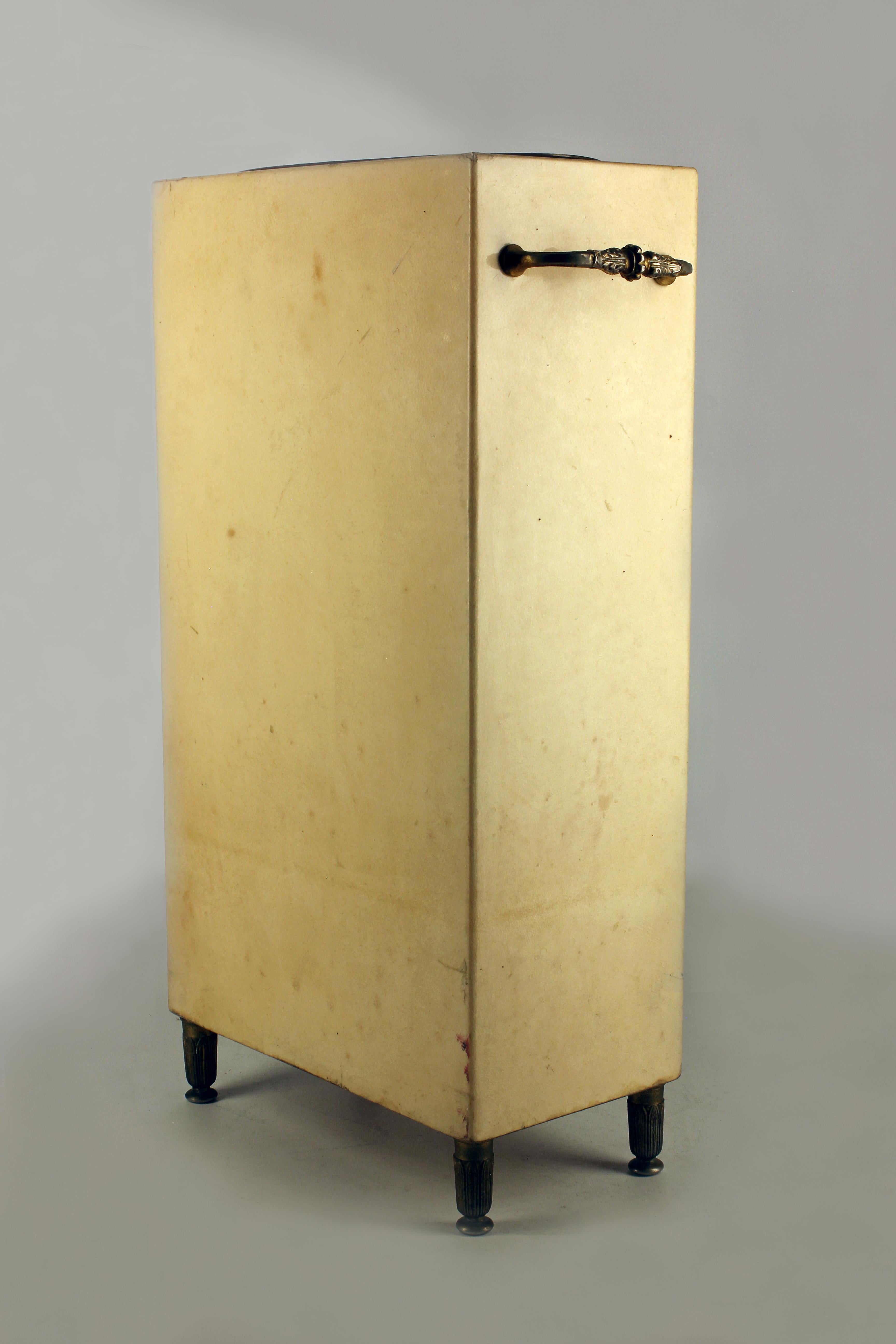 Peint Stand Umbrella du 20e siècle en laiton recouvert de peau de chèvre laquée par Aldo Tura en vente