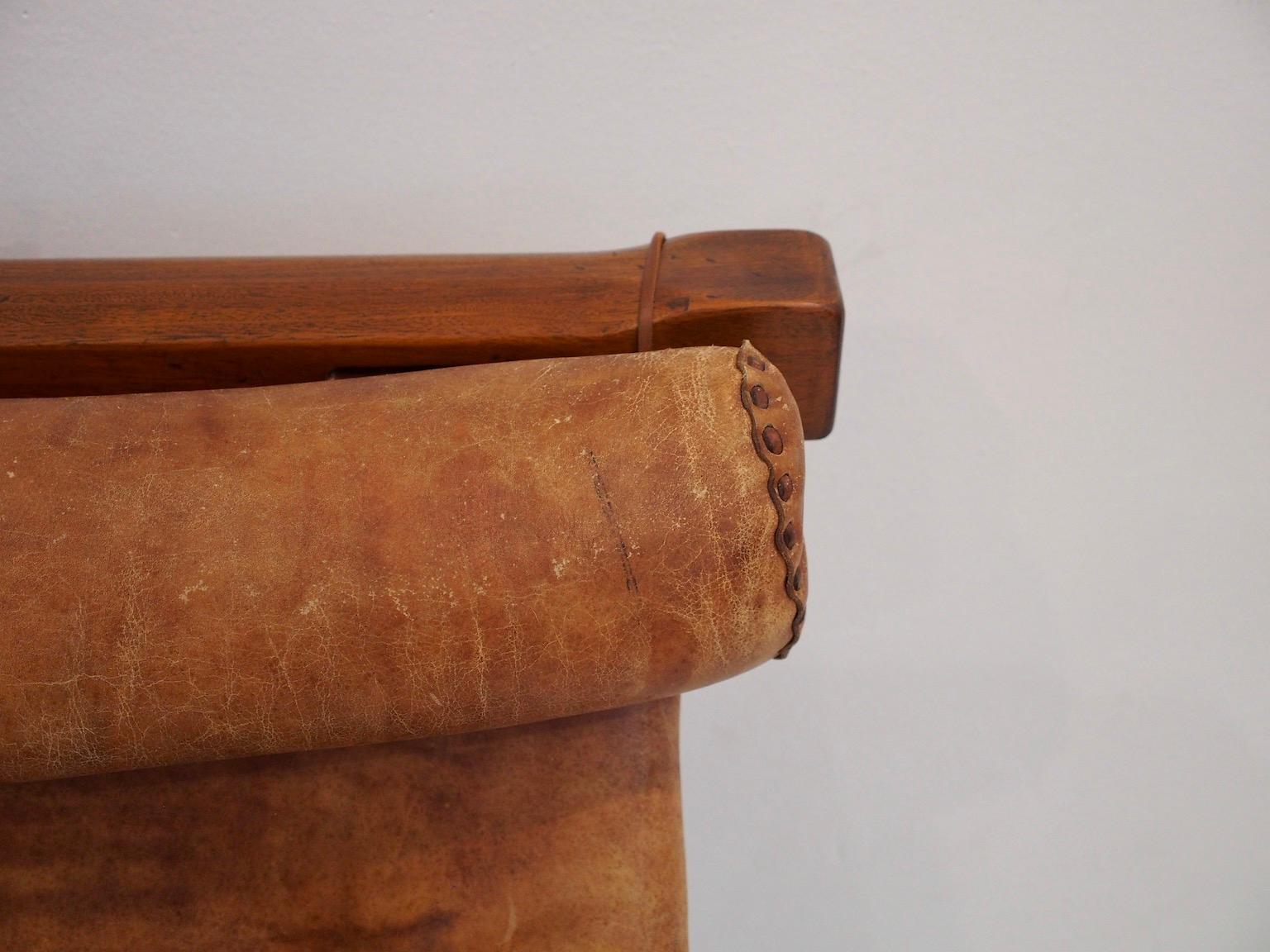 20th Century Brazilian Brown Leather and Hardwood Sofa For Sale 6