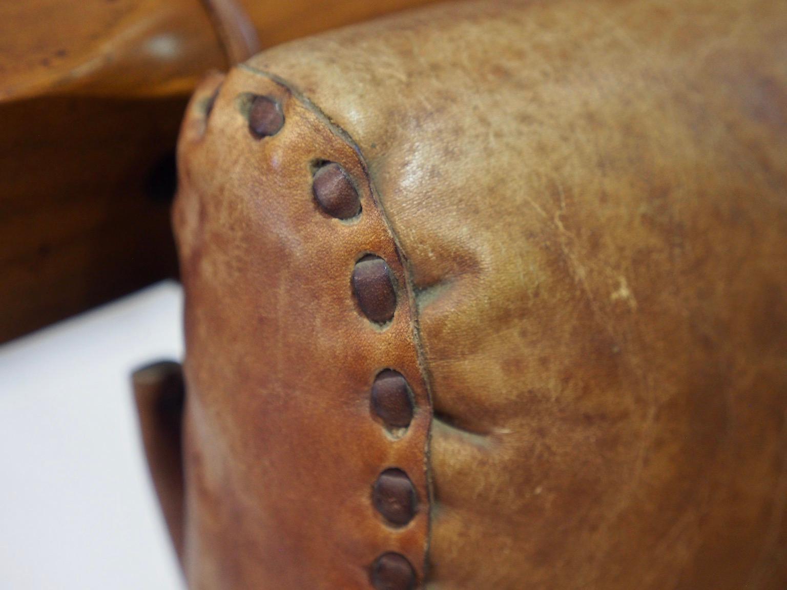 20th Century Brazilian Brown Leather and Hardwood Sofa For Sale 7