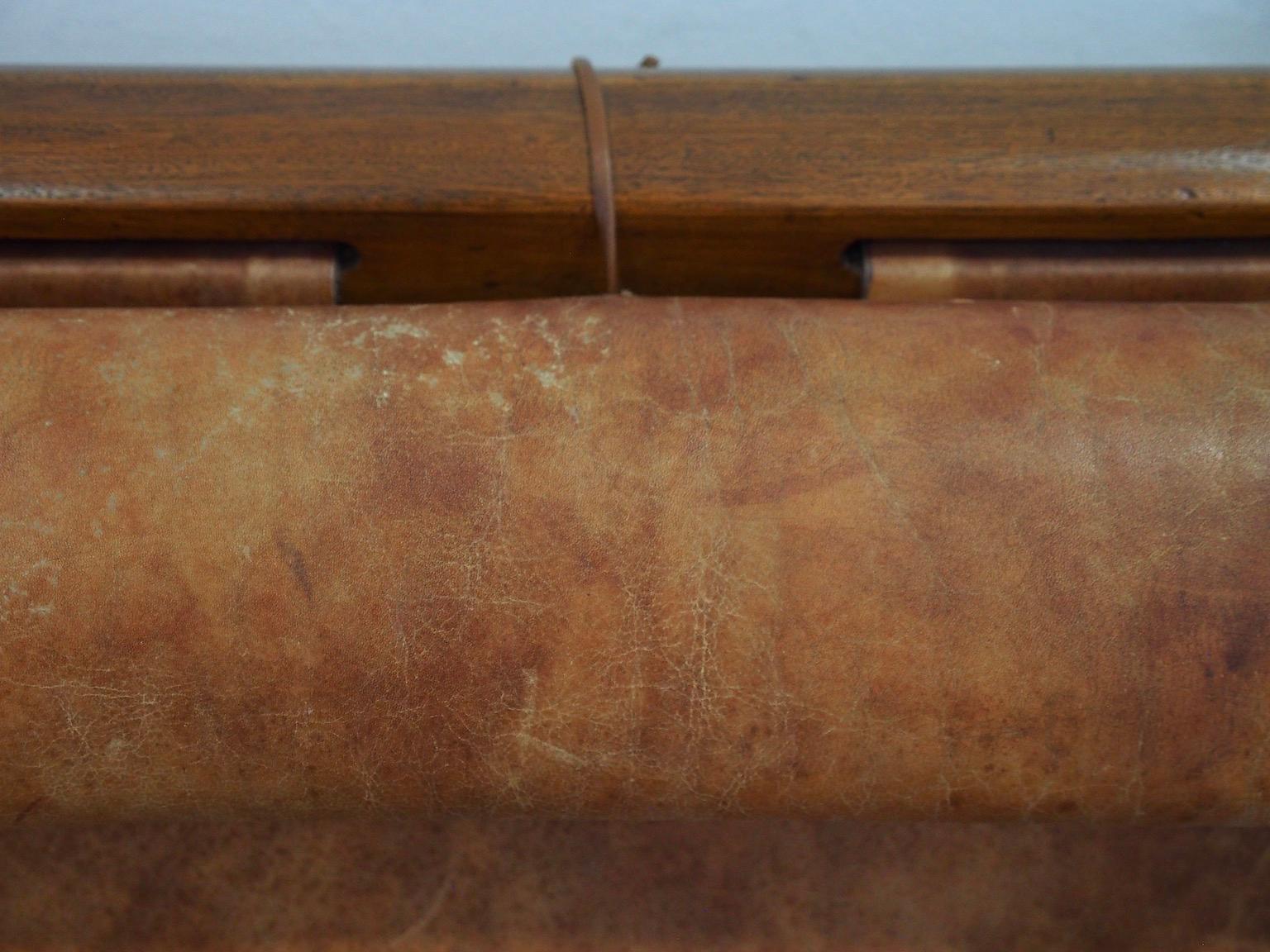 20th Century Brazilian Brown Leather and Hardwood Sofa For Sale 8