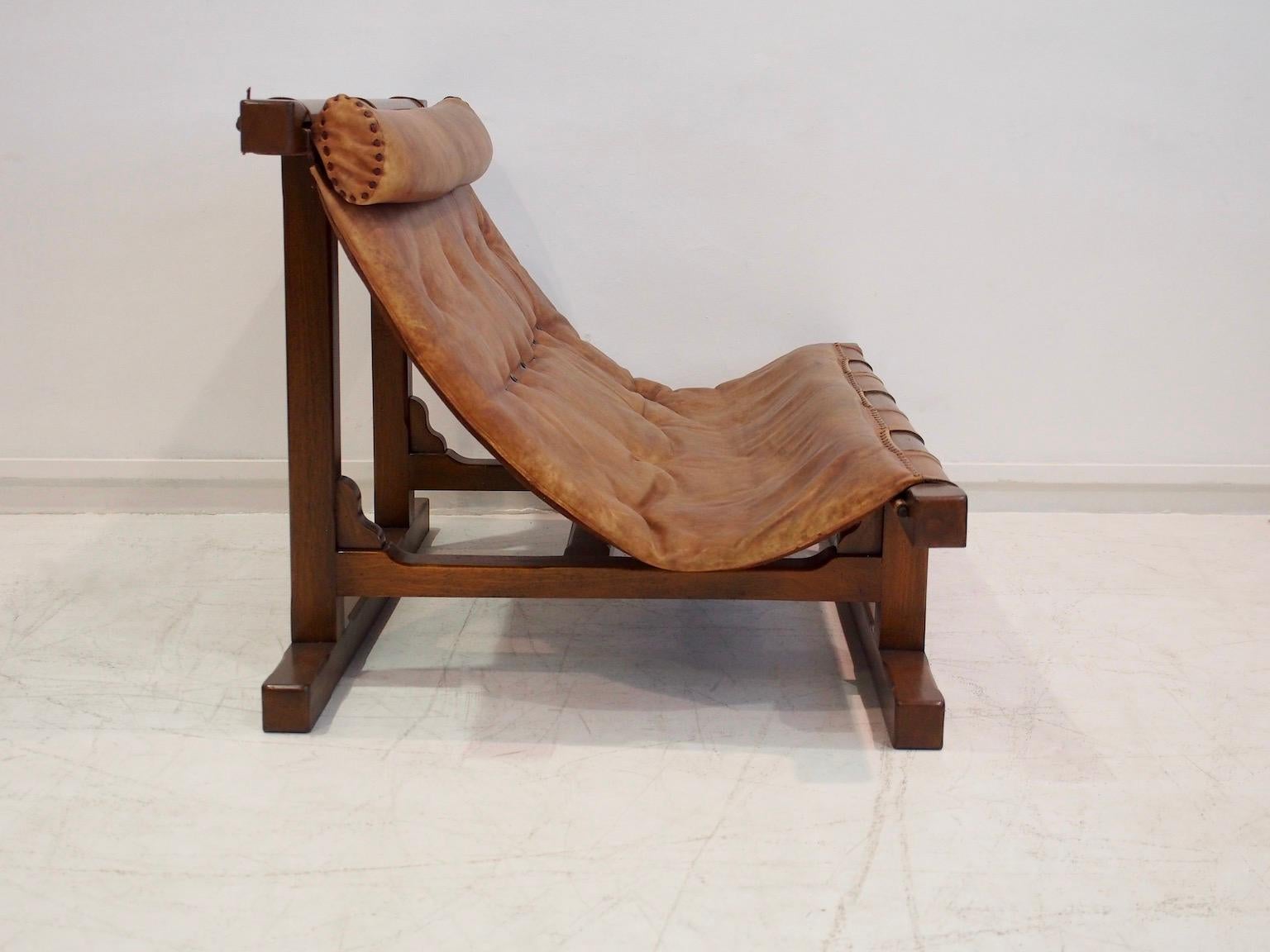 20th Century Brazilian Brown Leather and Hardwood Sofa For Sale 11