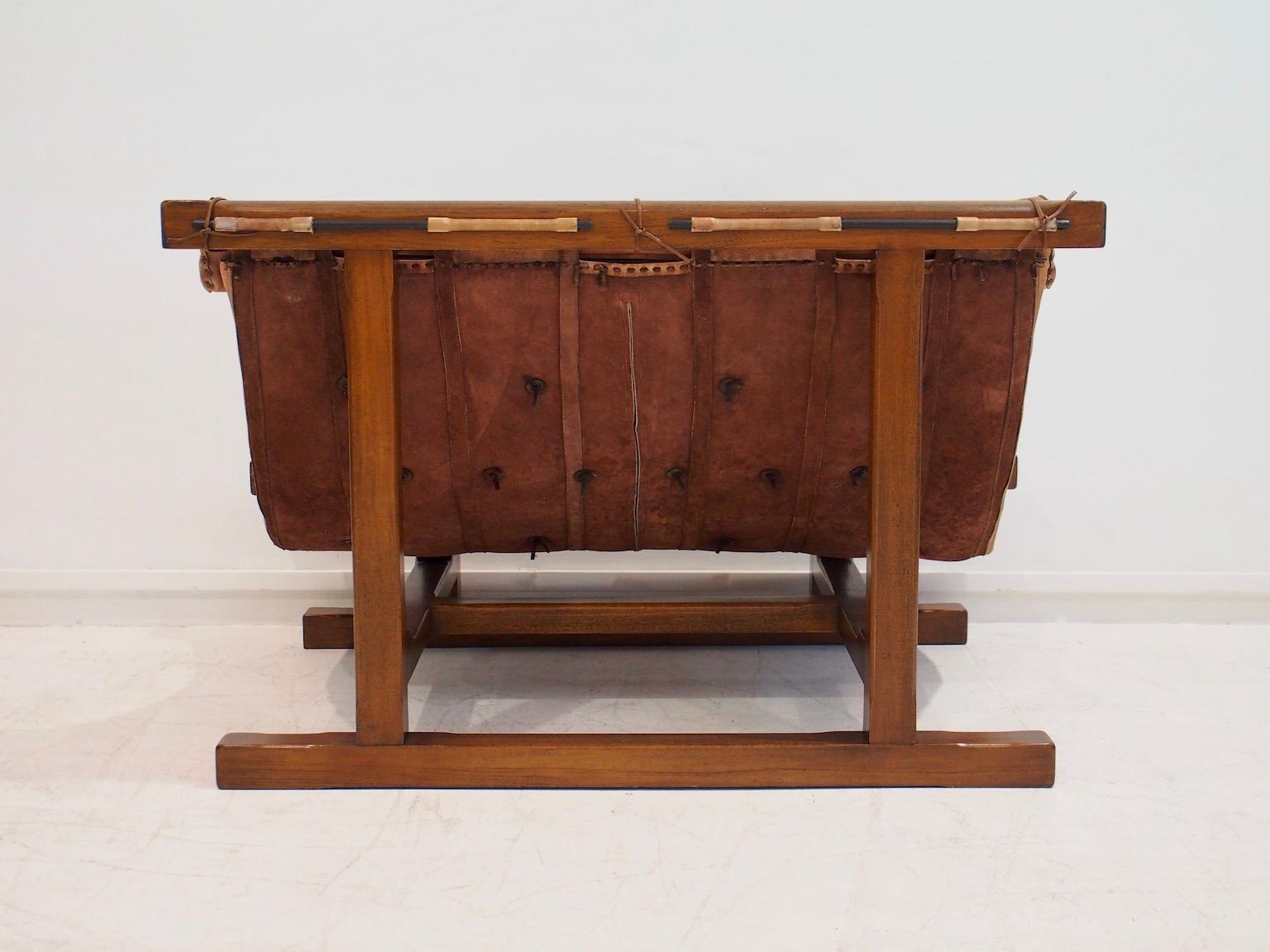 20th Century Brazilian Brown Leather and Hardwood Sofa For Sale 12
