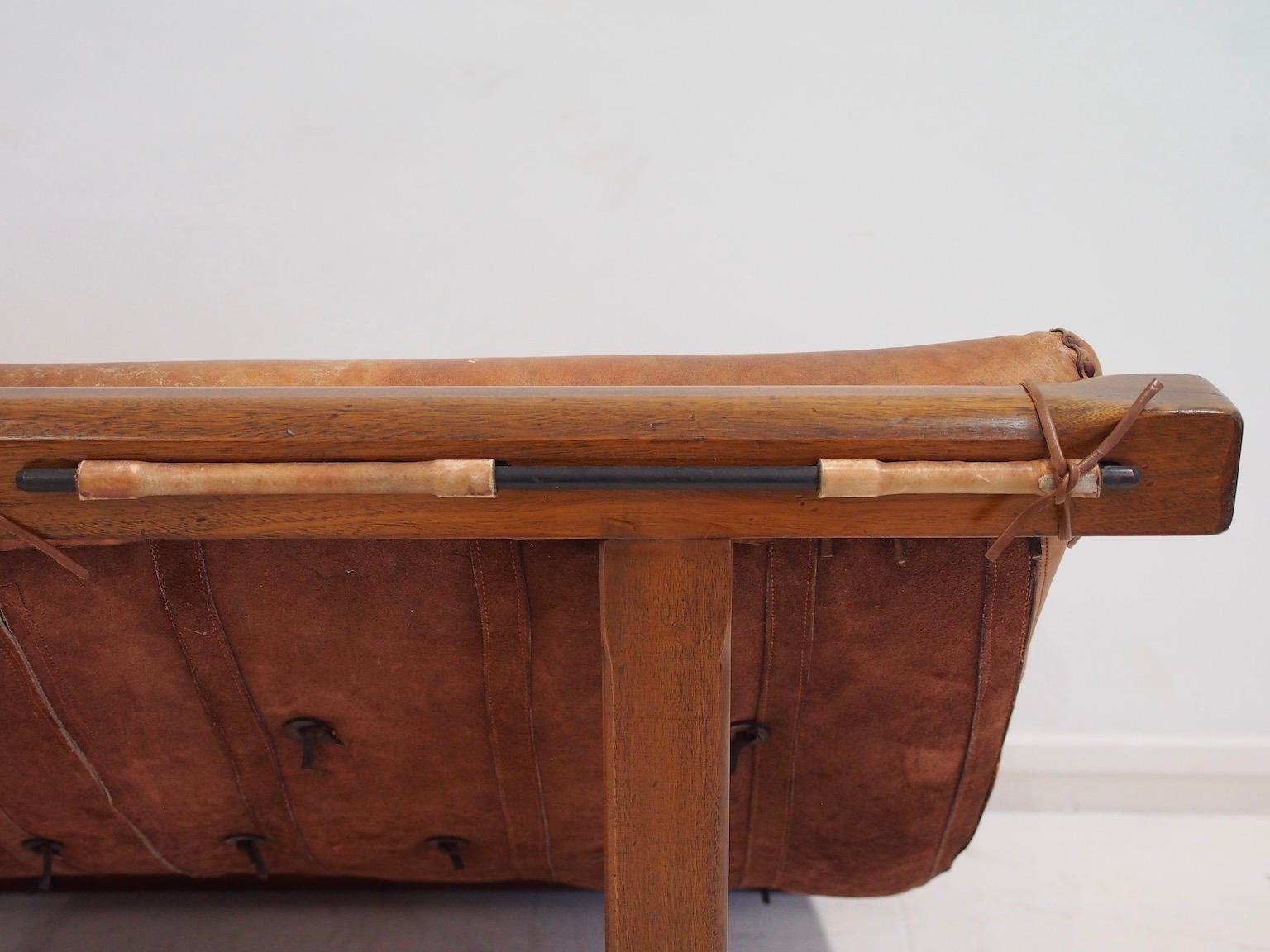20th Century Brazilian Brown Leather and Hardwood Sofa For Sale 13