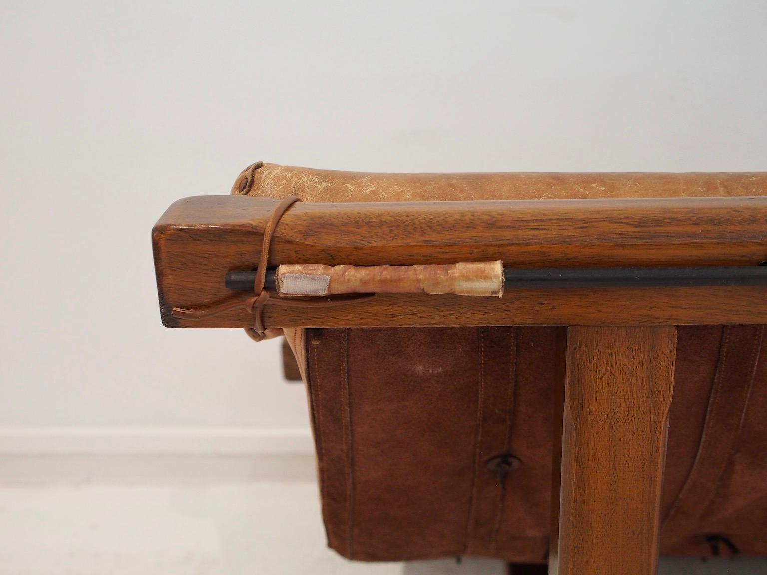 20th Century Brazilian Brown Leather and Hardwood Sofa For Sale 15