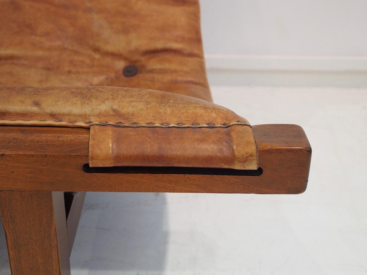 20th Century Brazilian Brown Leather and Hardwood Sofa In Good Condition For Sale In Madrid, ES