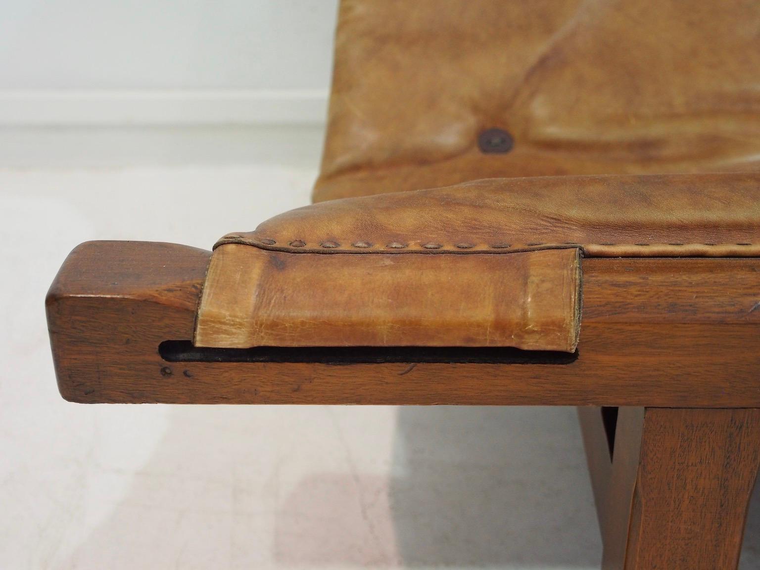 20th Century Brazilian Brown Leather and Hardwood Sofa For Sale 3