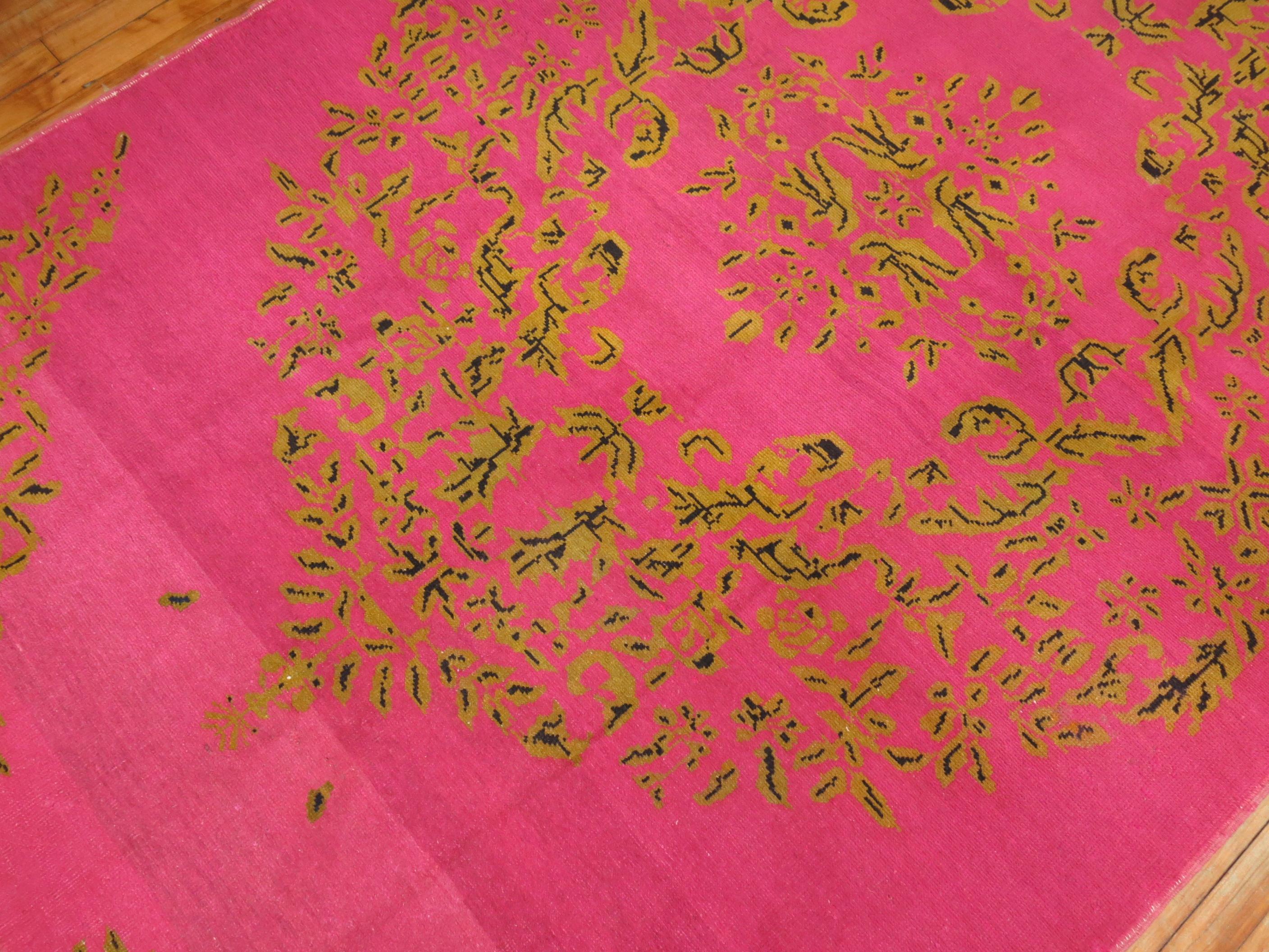 tapis turc noué à la main du 20e siècle de couleur fuchsia vif en vente 2
