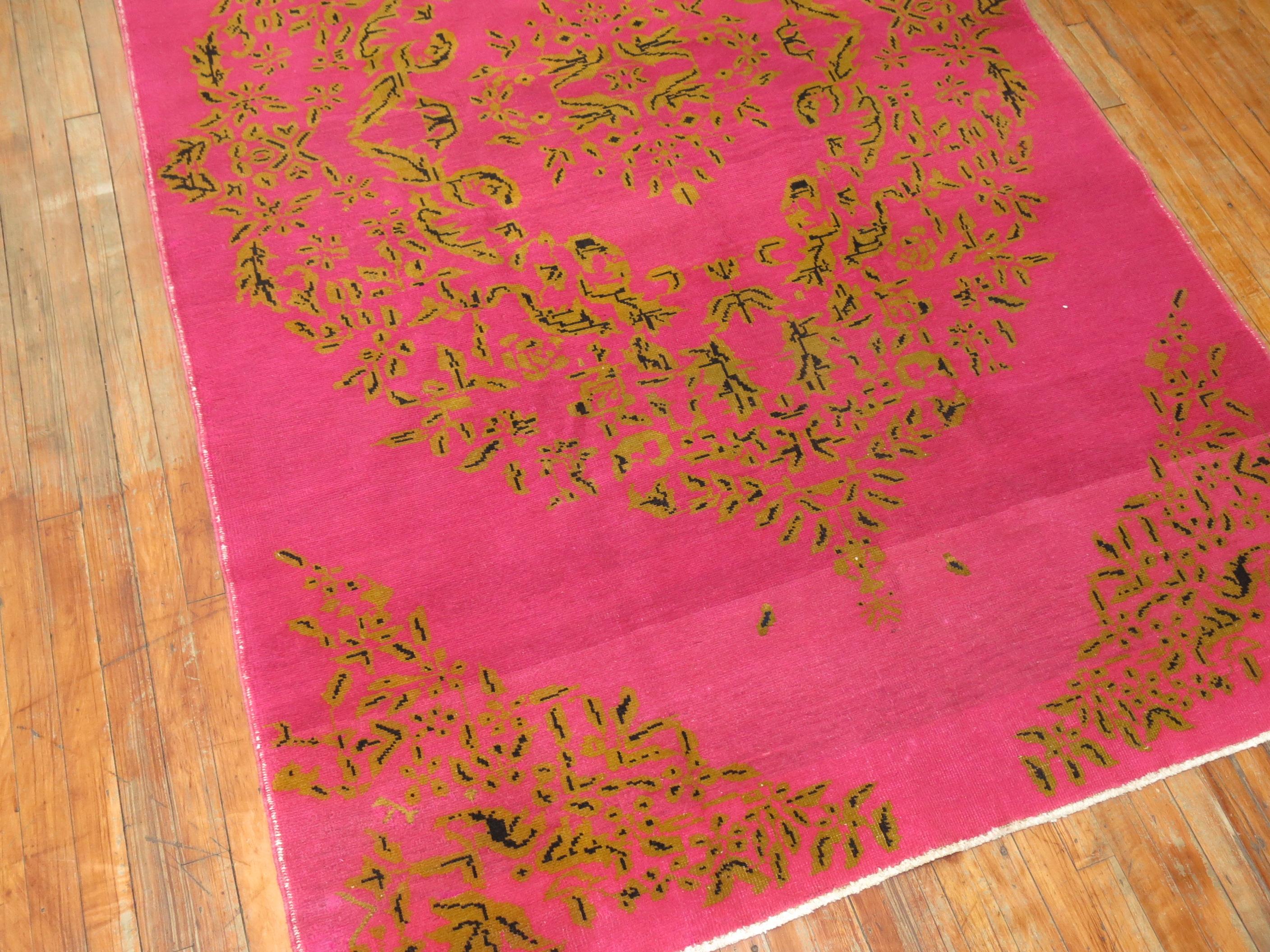 Turc tapis turc noué à la main du 20e siècle de couleur fuchsia vif en vente