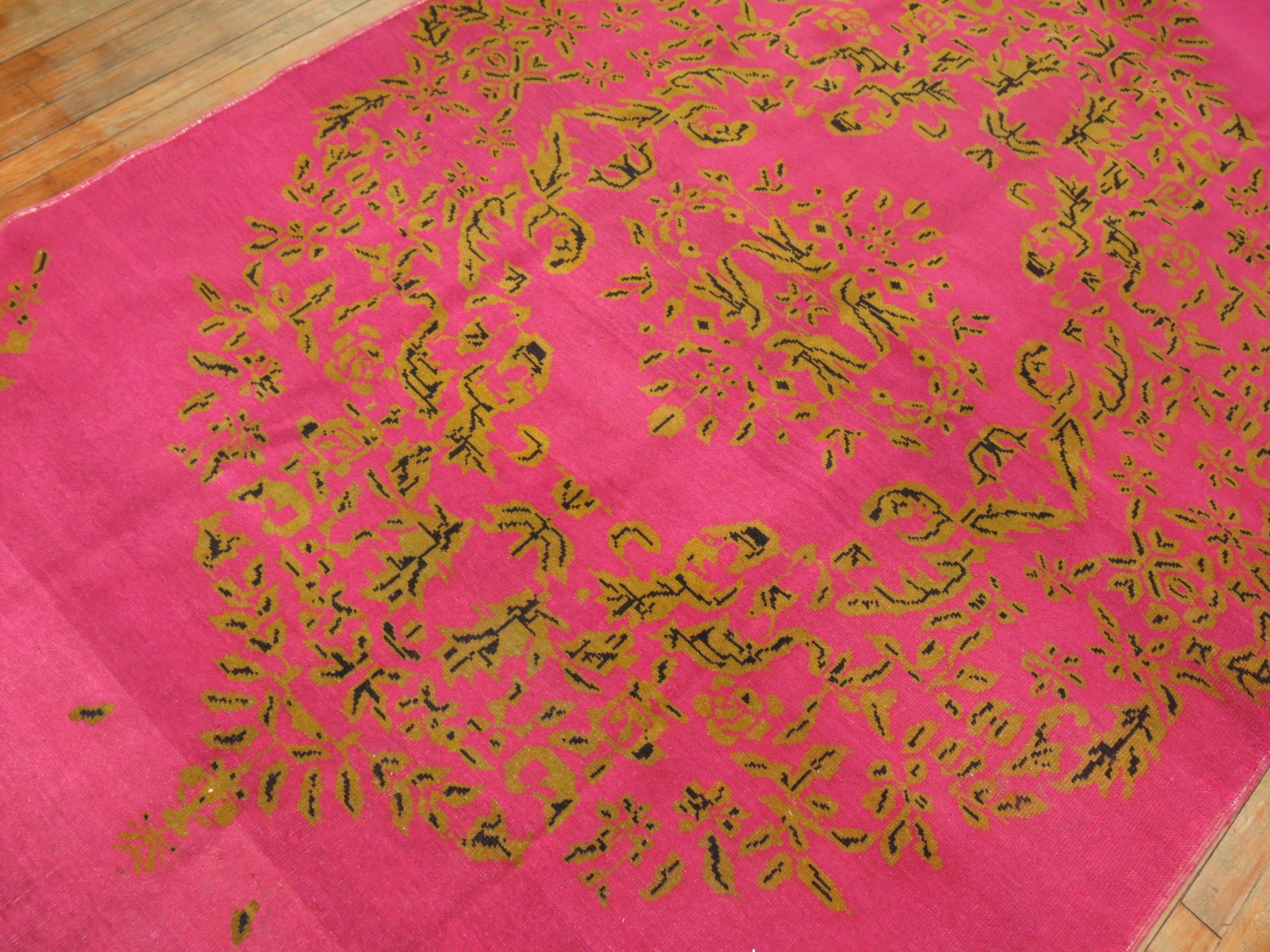 20ième siècle tapis turc noué à la main du 20e siècle de couleur fuchsia vif en vente