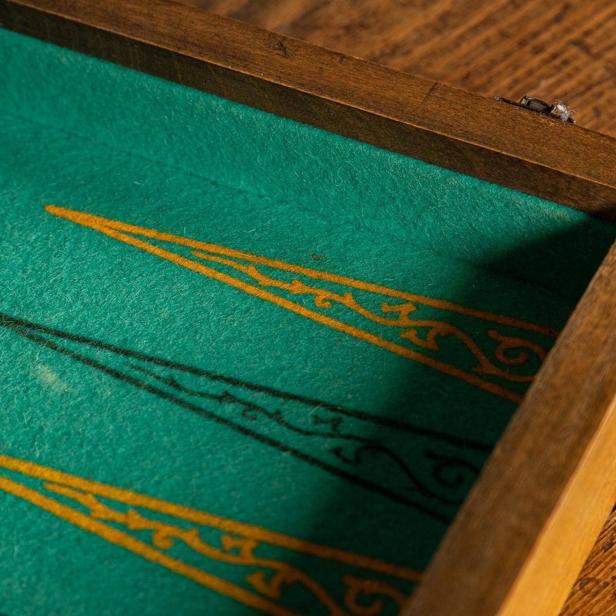Britisches Backgammon- und Zeichnungsspielkästchen des 20. Jahrhunderts, um 1950 im Angebot 11