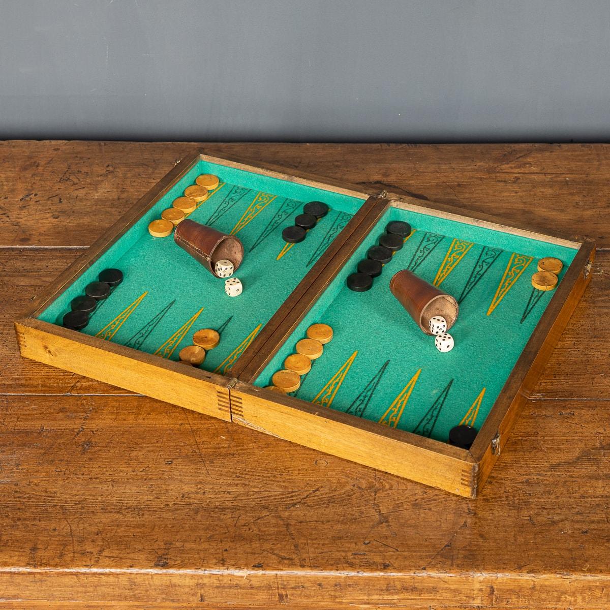 Britische Backgammon- und Damespielbox aus der Mitte des 20. Jahrhunderts. Ein großartiges Geschenk und ein Muss für die Festtage, das für viel Gesprächsstoff sorgt und ein großartiges Stück Geschichte ist, das an eine vergangene Ära
