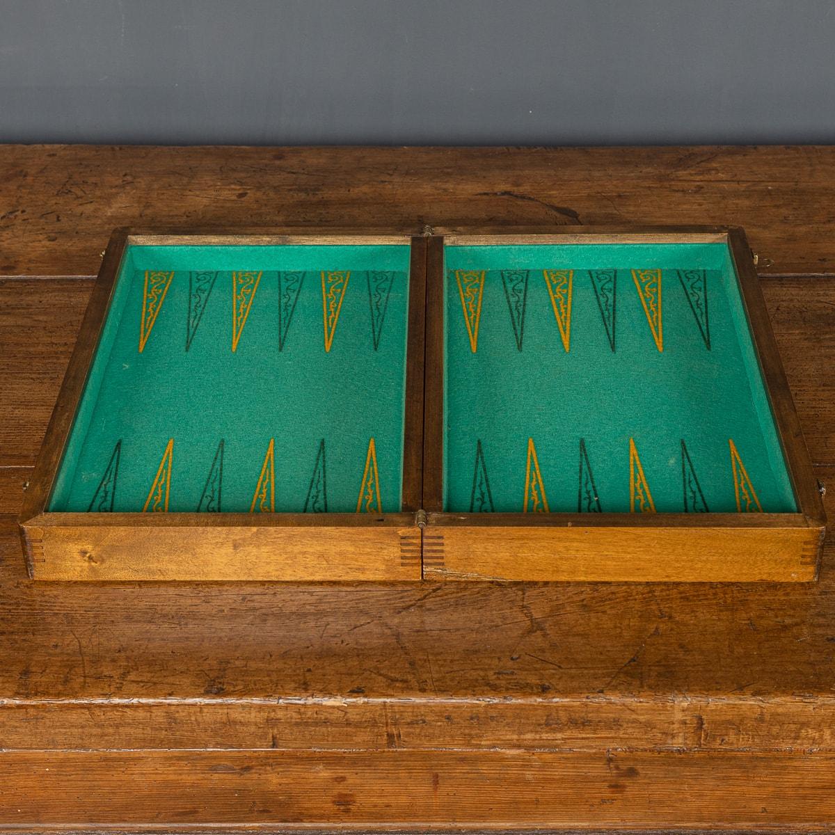 20th Century British Backgammon & Draughts Game Box, circa 1950 In Good Condition For Sale In Royal Tunbridge Wells, Kent