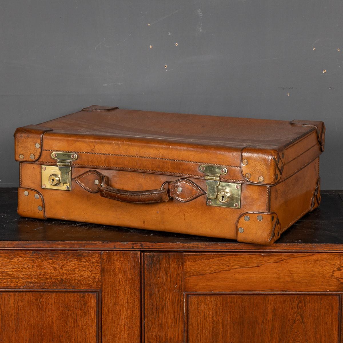 Ancienne valise couverte en peau de cheval, fabriquée en Grande-Bretagne au début du 20e siècle. Le cuir présente des traces d'usure mais reste souple. Monté avec des ferrures en laiton, il respire le charme et l'élégance. Une pièce exceptionnelle