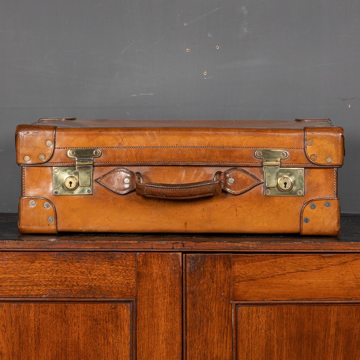 20th Century British Made Bridle Leather Suitcase, c.1910 In Good Condition For Sale In Royal Tunbridge Wells, Kent