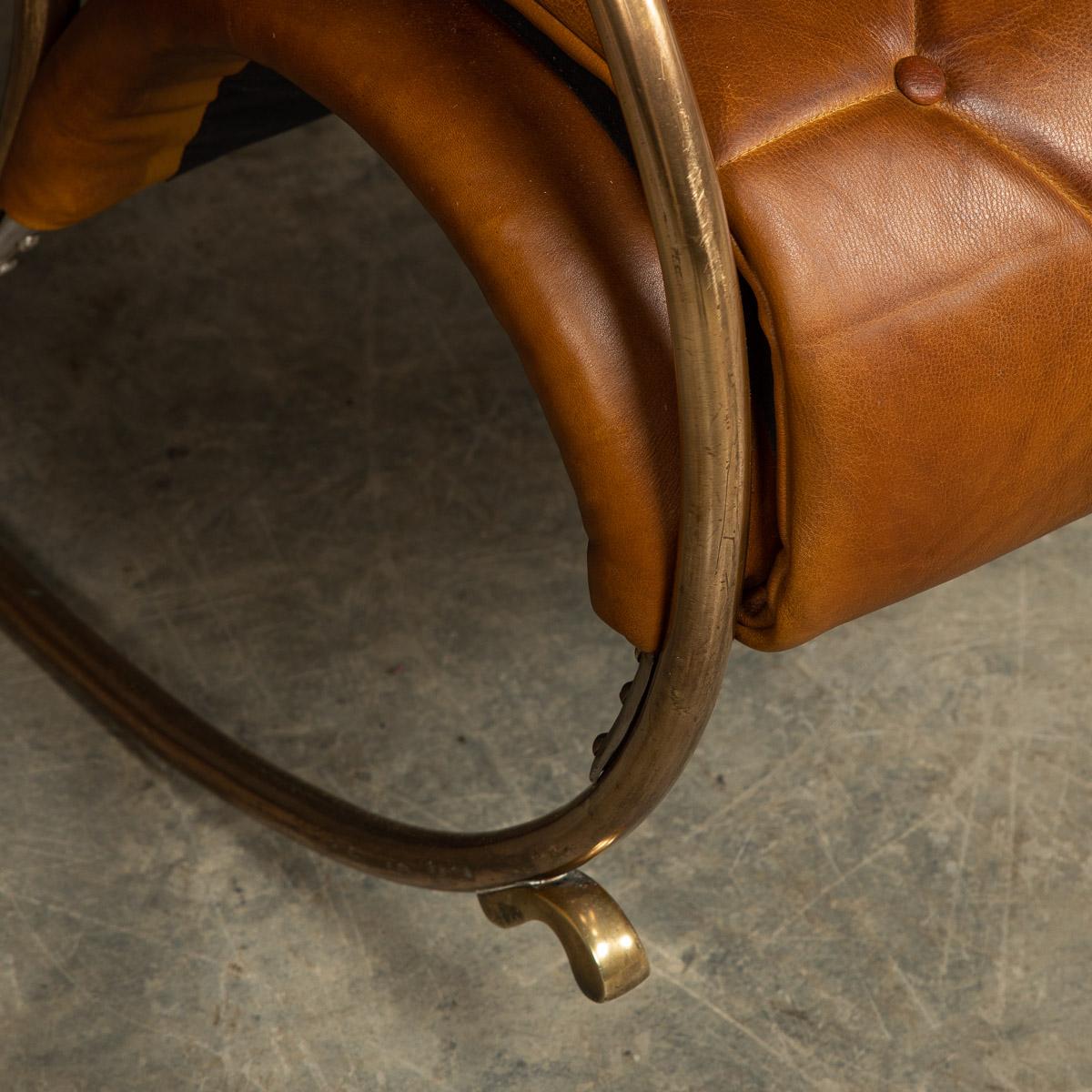 Paire de chaises à bascule en cuir de fabrication britannique du 20ème siècle, vers 1950 en vente 4