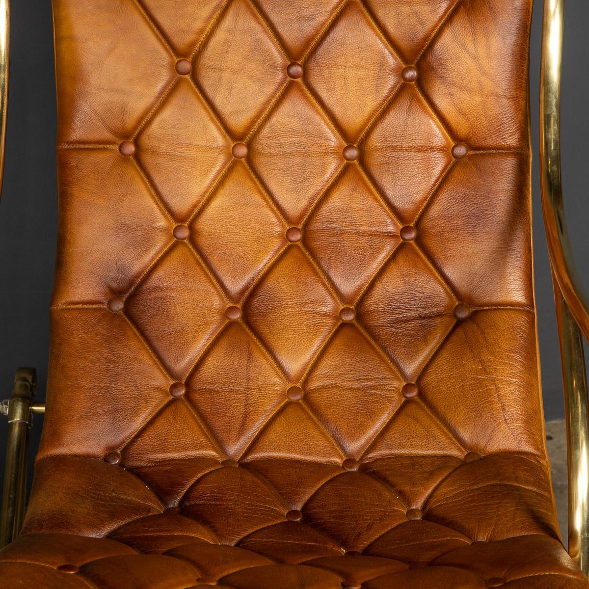 Paire de chaises à bascule en cuir de fabrication britannique du 20ème siècle, vers 1950 en vente 8