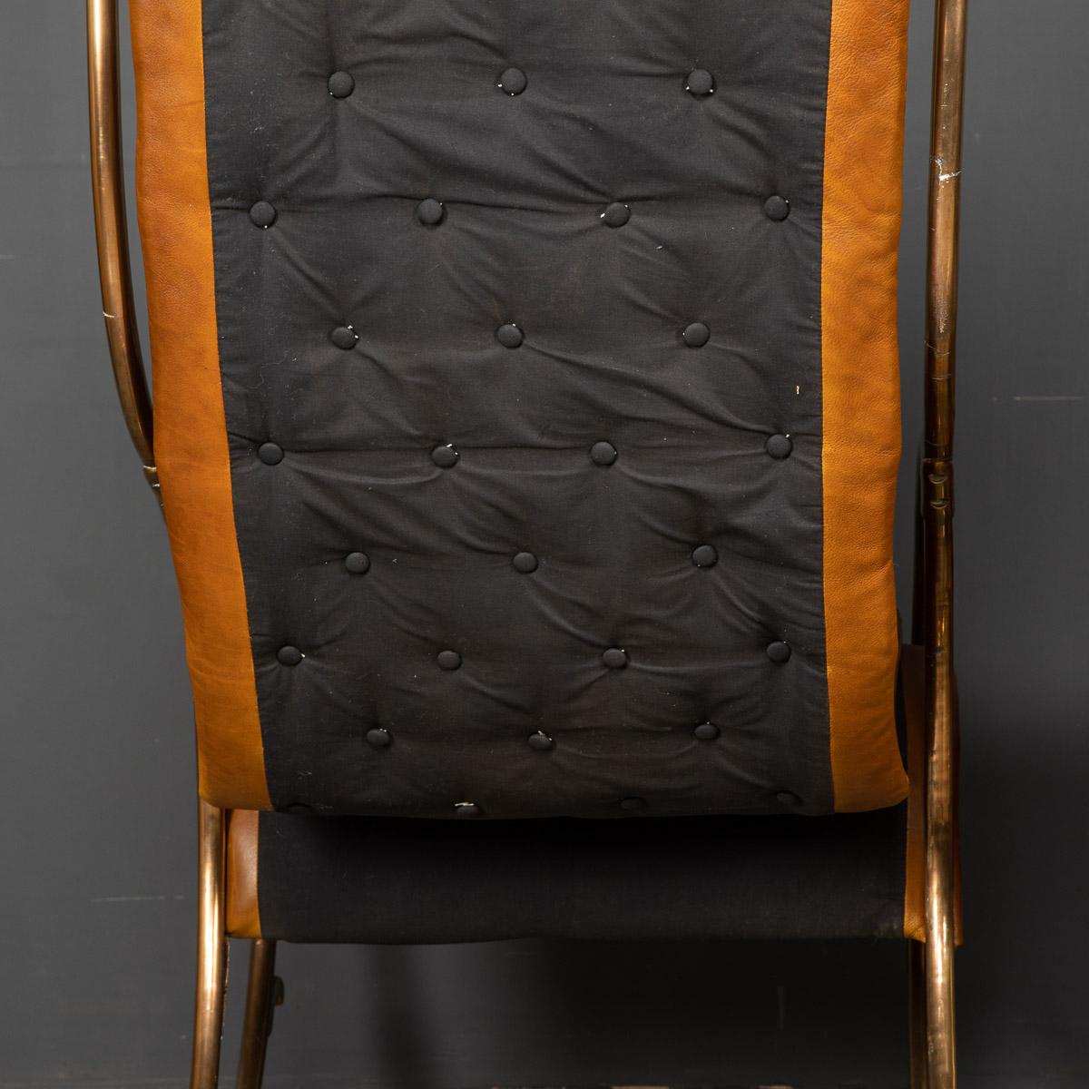Paire de chaises à bascule en cuir de fabrication britannique du 20ème siècle, vers 1950 en vente 13