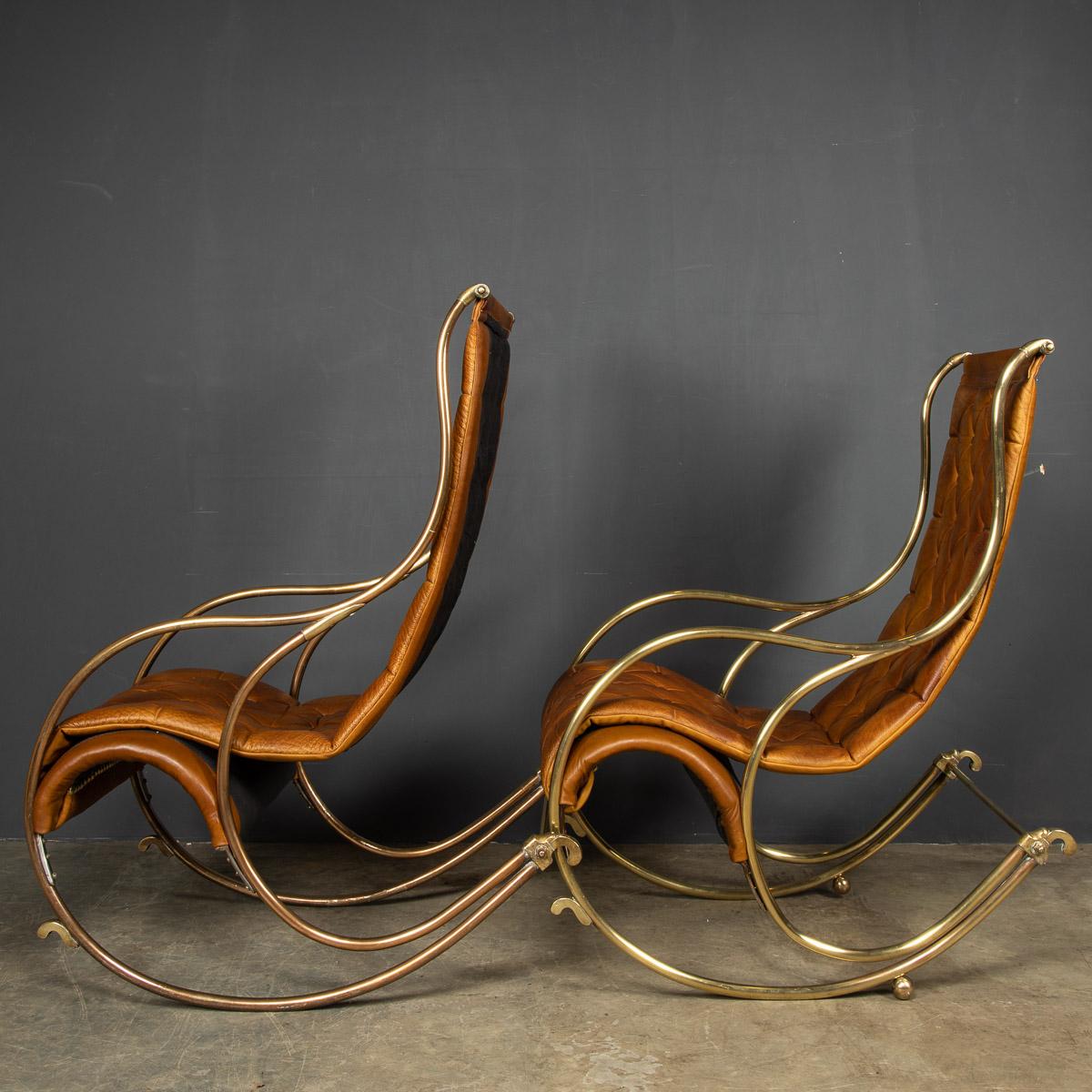 Britannique Paire de chaises à bascule en cuir de fabrication britannique du 20ème siècle, vers 1950 en vente