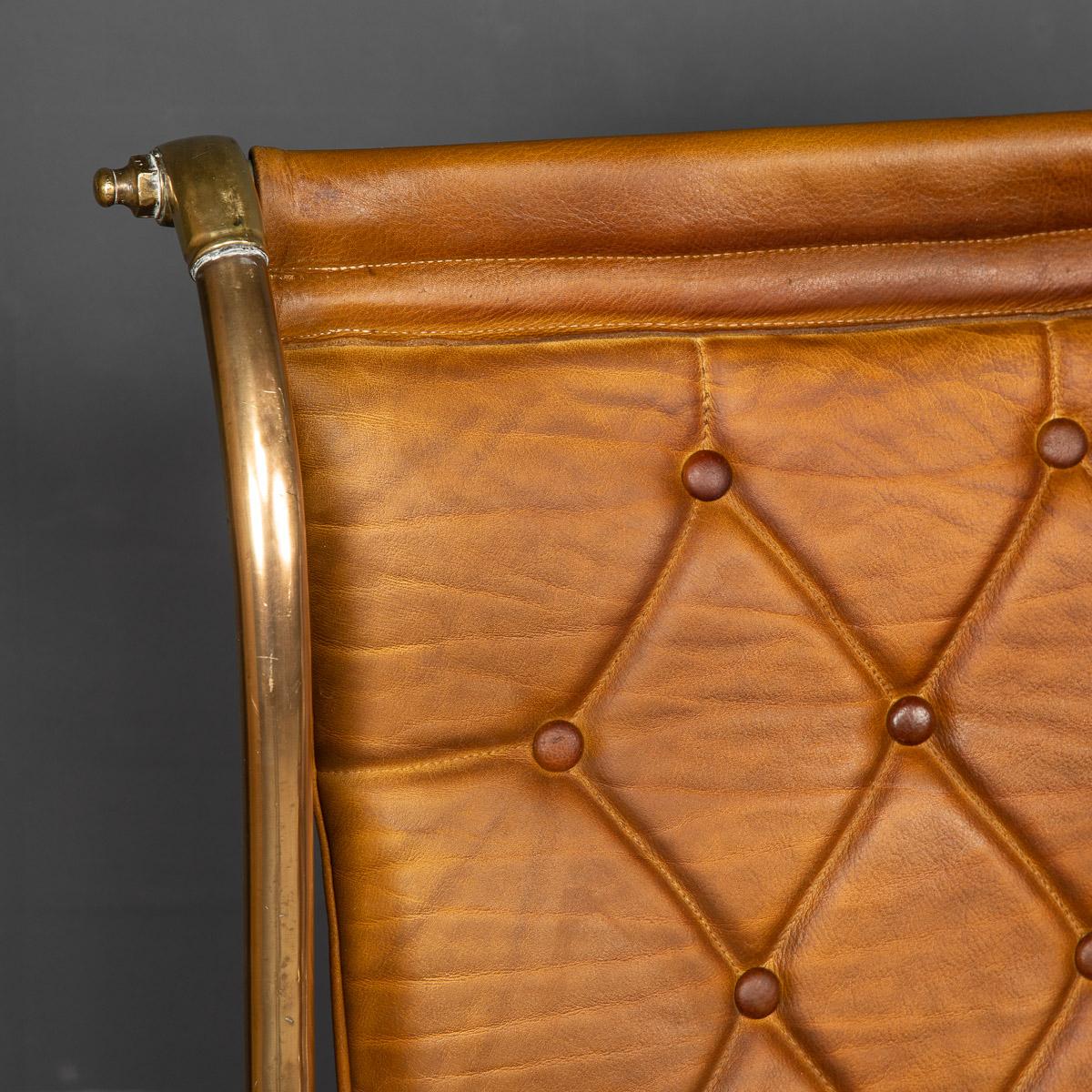 Cuir Paire de chaises à bascule en cuir de fabrication britannique du 20ème siècle, vers 1950 en vente