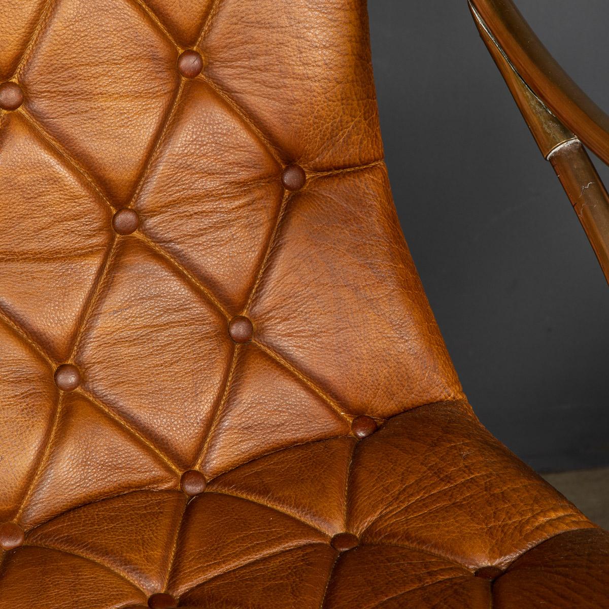 Paire de chaises à bascule en cuir de fabrication britannique du 20ème siècle, vers 1950 en vente 3